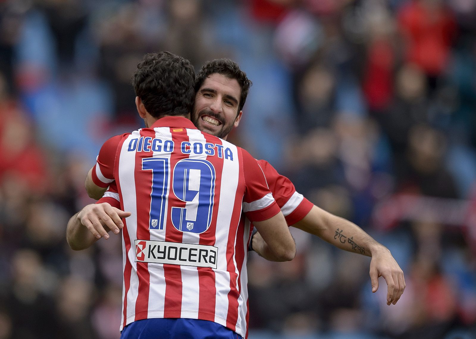 Raúl García se abraza a Diego Costa para celebrar un gol.