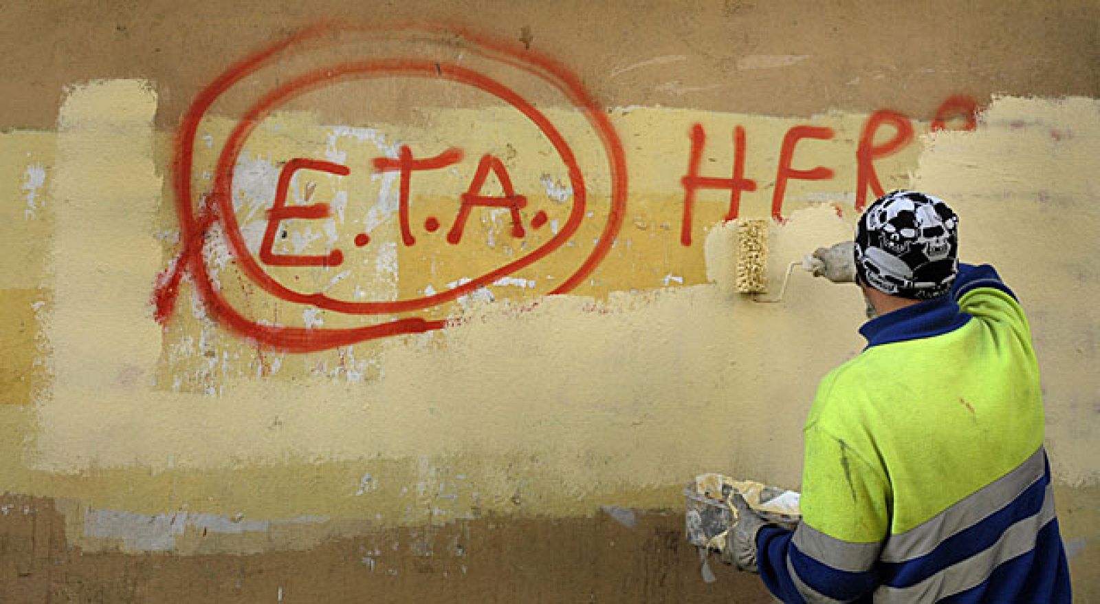 Un empleado municipal borra una pintada proetarra en Gernika.