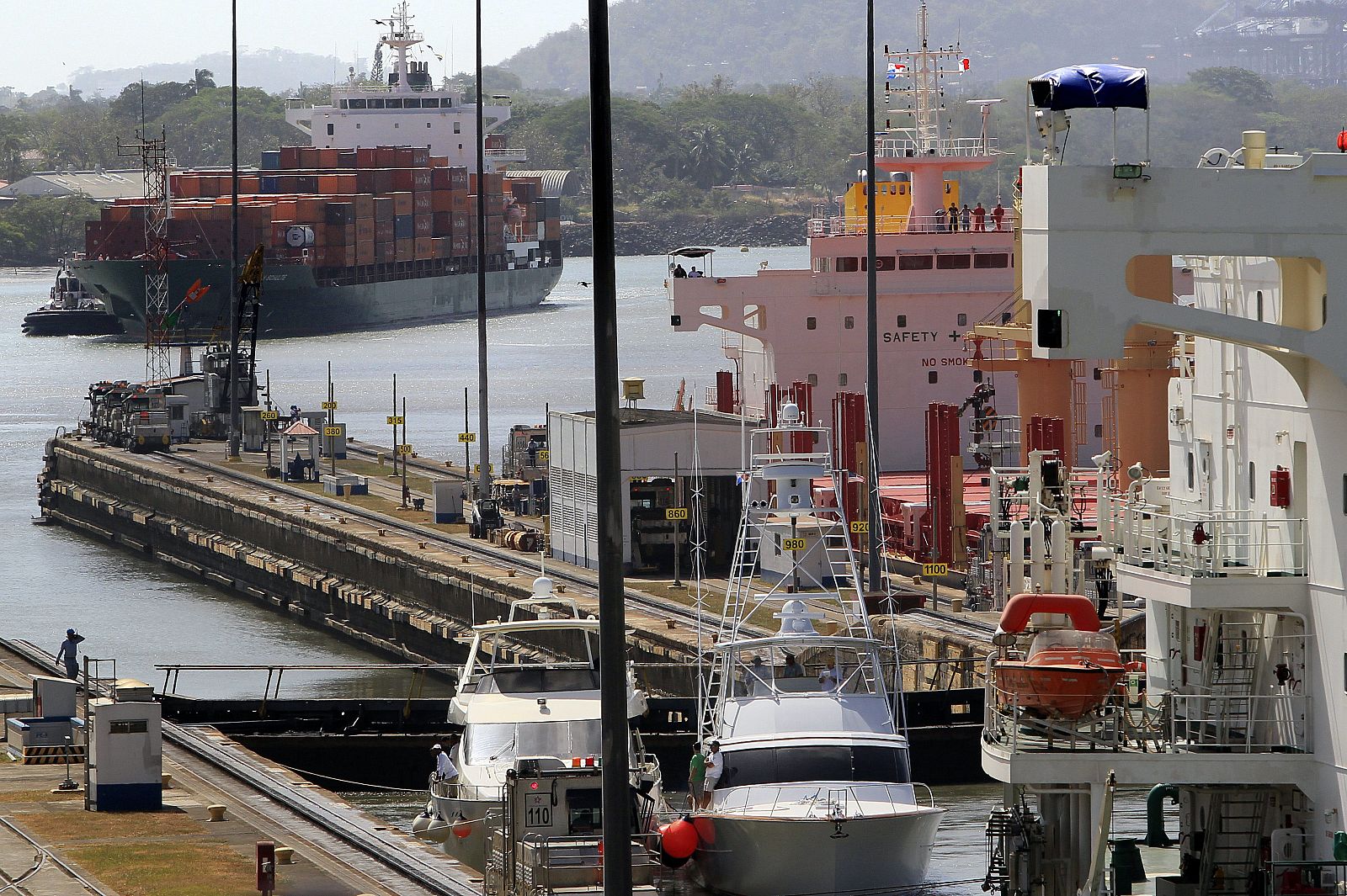 Vista panorámica de un grupo de barcos transitando la esclusa de Miraflores en el Canal de Panamá.