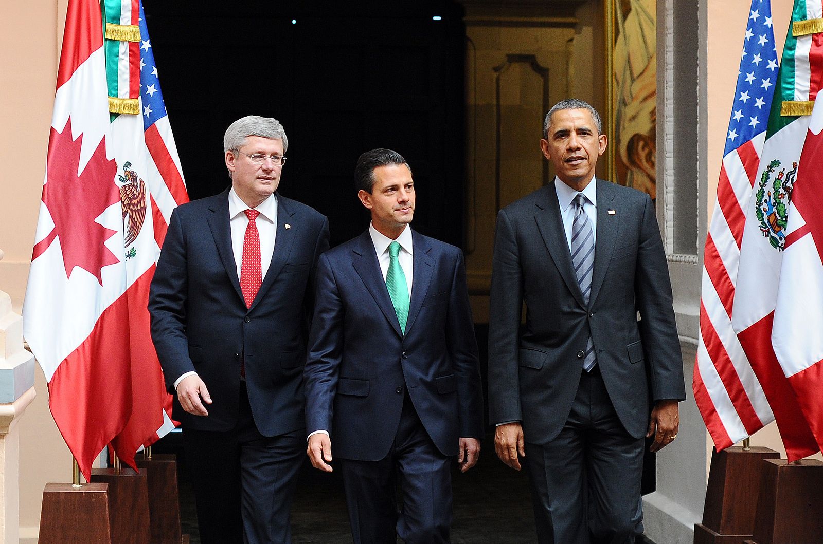 El presidente de Estados Unidos,  Barack Obama, el primer ministro de Canadá, Stephen Harper y el presidente de México,  Enrique Peña Nieto  al comienzo de la cumbre de América del Norte en la ciudad mexicana de Toluca.