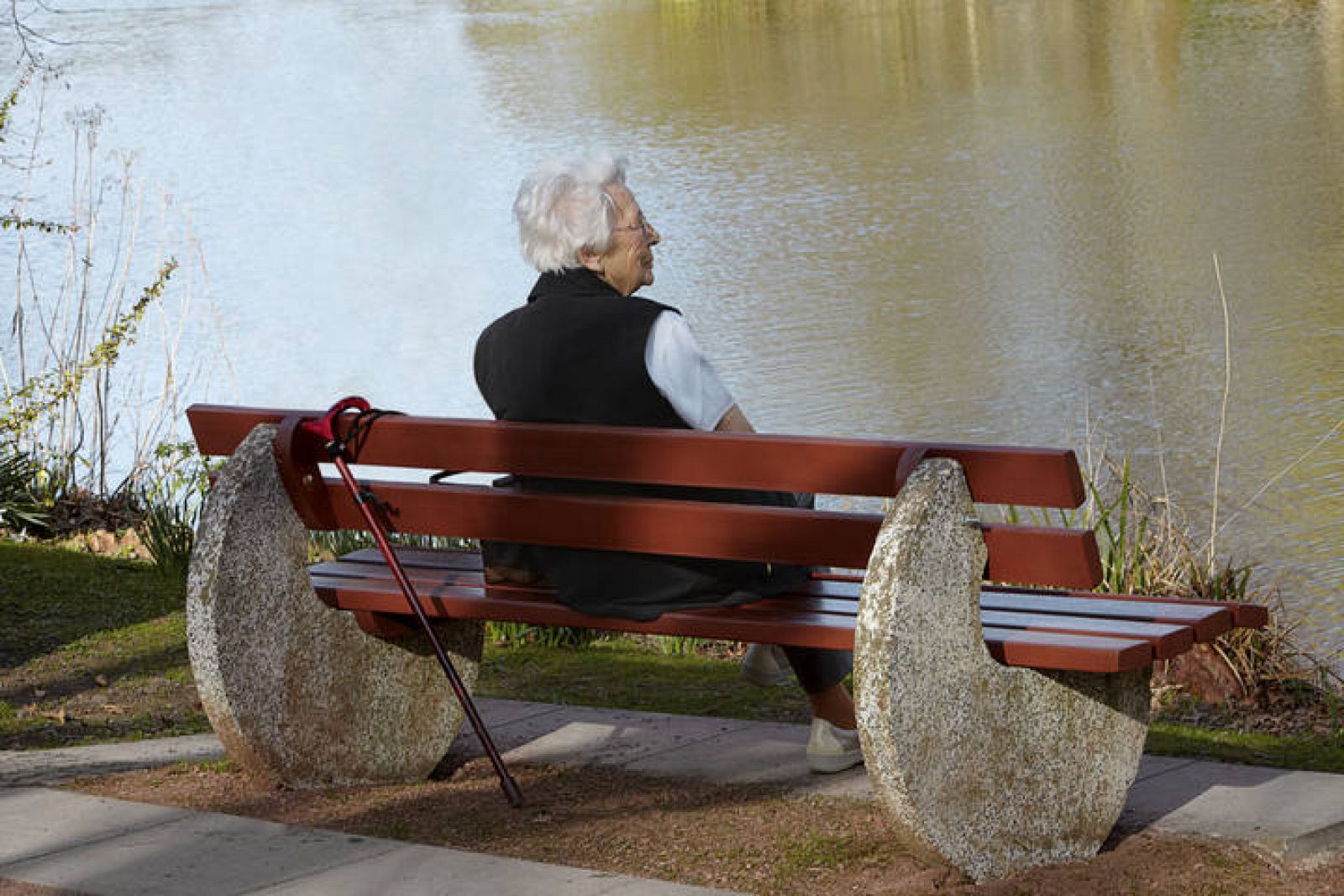 Anciana sentada en un banco.
