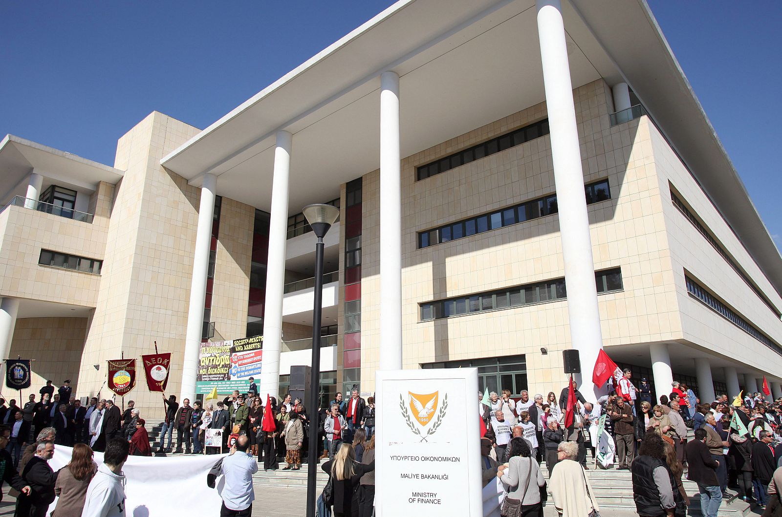 Manifestación contra las medidas de austeridad impuestas por la troika a Chipre frente al Ministerio de Finanzas en Nicosia