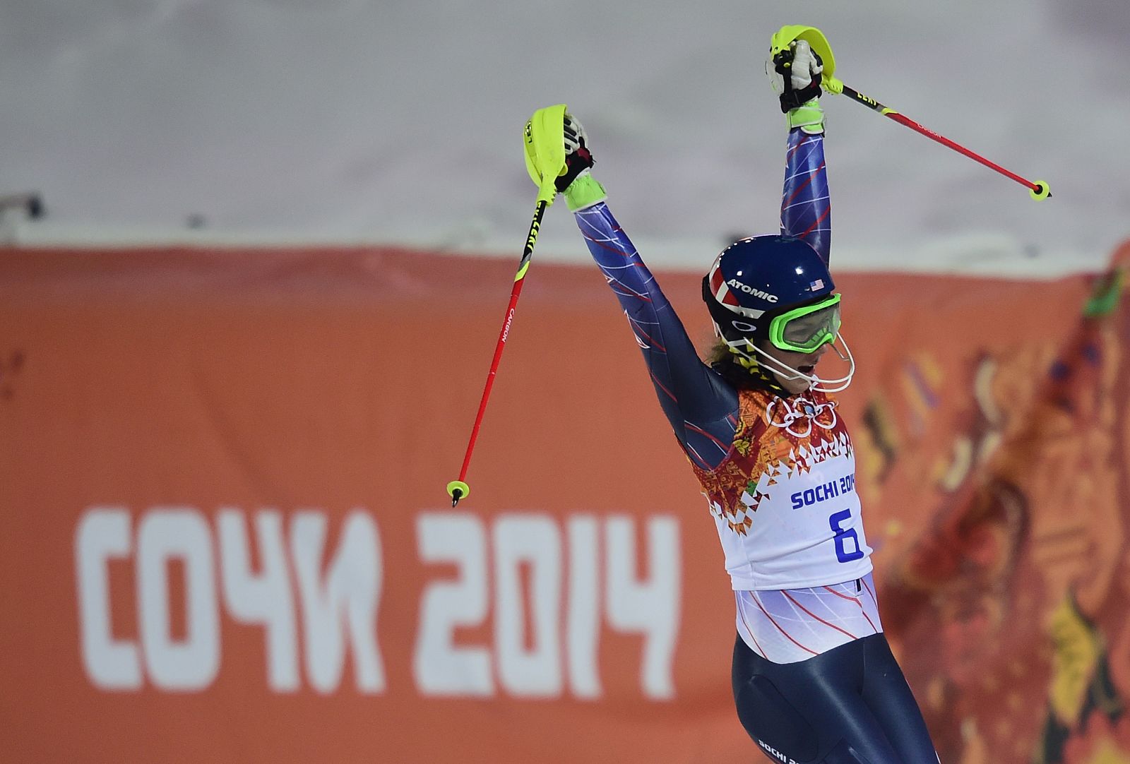 Mikaela Shiffrin celebra la victoria sobre la nieve del Rosa Khutor Alpine Center.