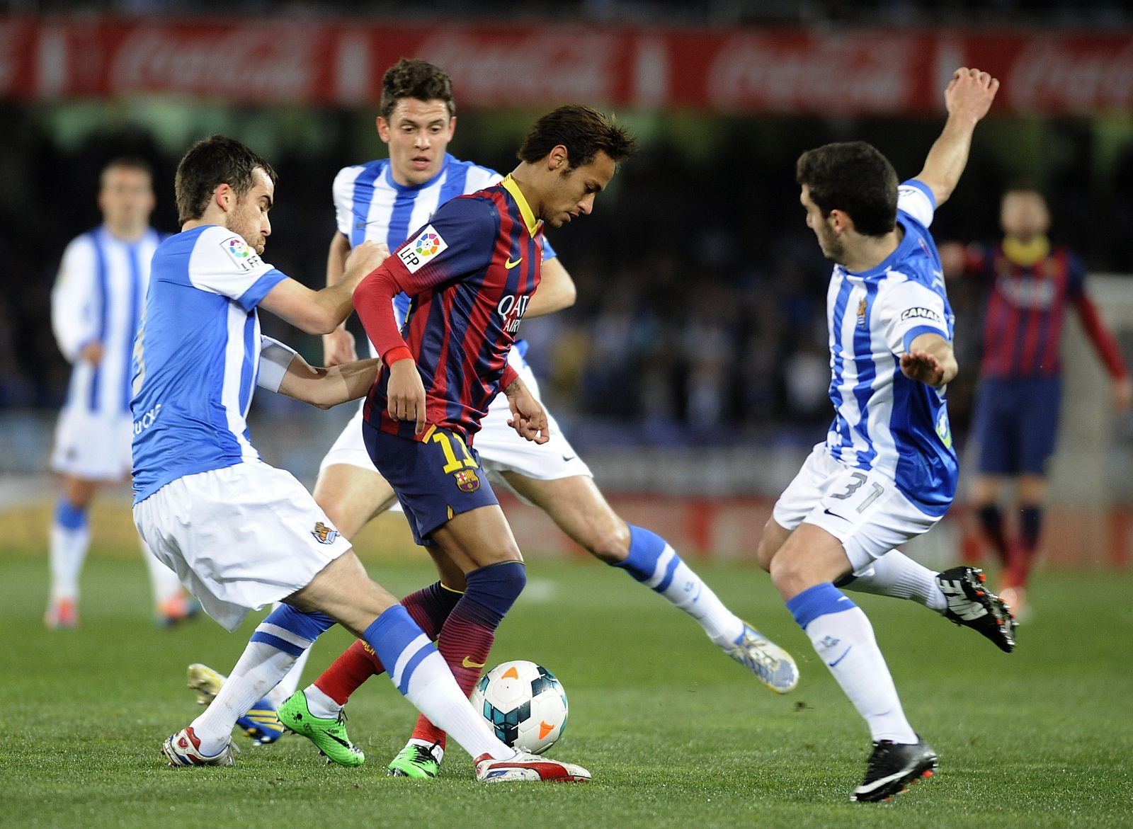 Neymar avanza con el balón, rodeado por jugadores de la Real Sociedad.