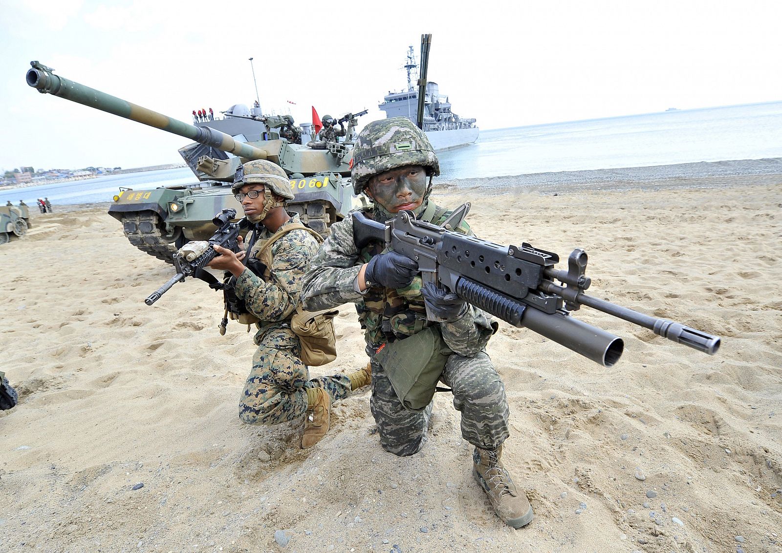 Imagen de archivo de las maniobras llevadas a cabo por marines surcoreanos y estadounidenses en Pohang, al sureste de Seúl el 26 de abril de 2013.