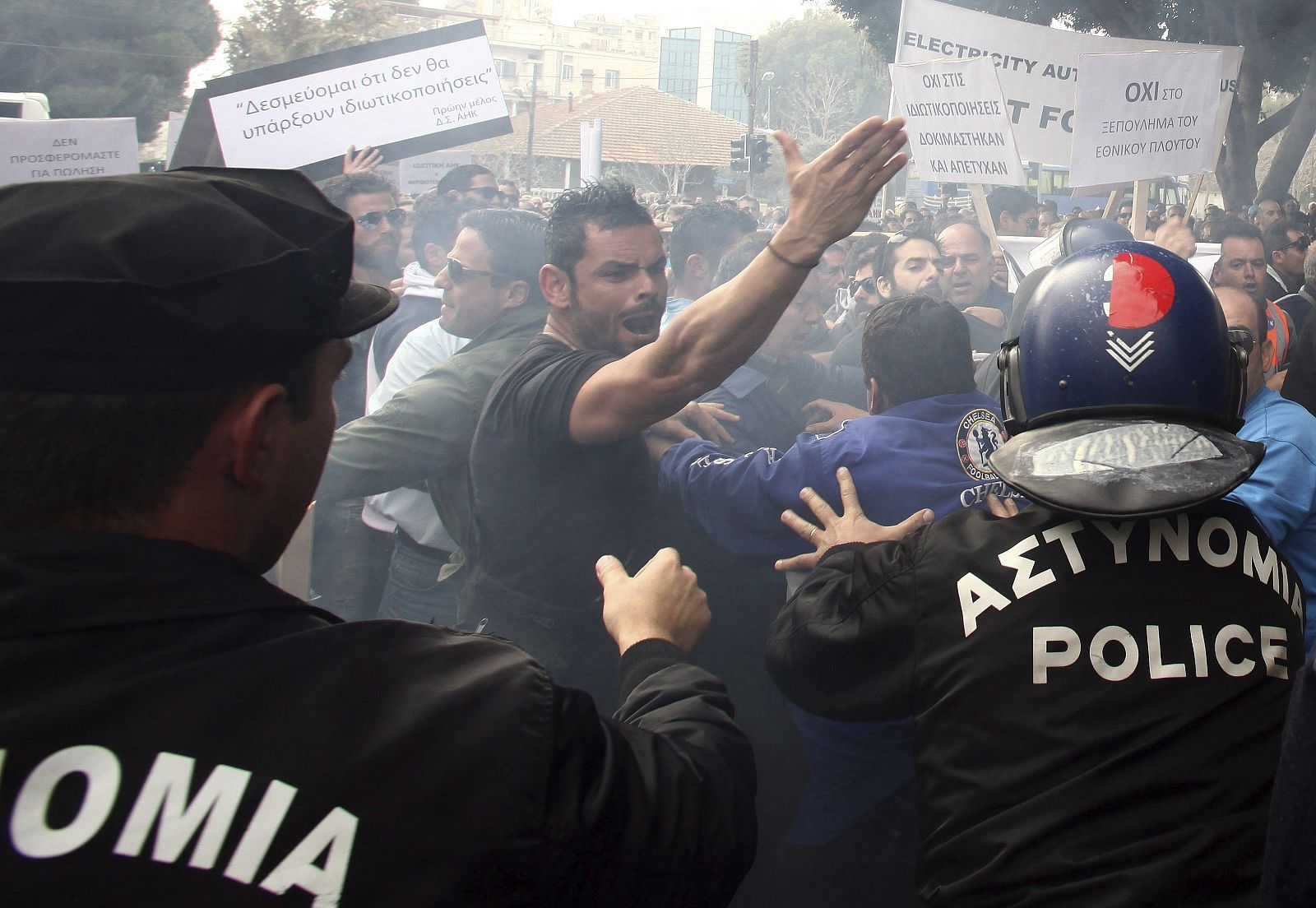 Trabajadores de la eléctrica de Chipre se enfrentan a la policía durante una protesta delante del Parlamento