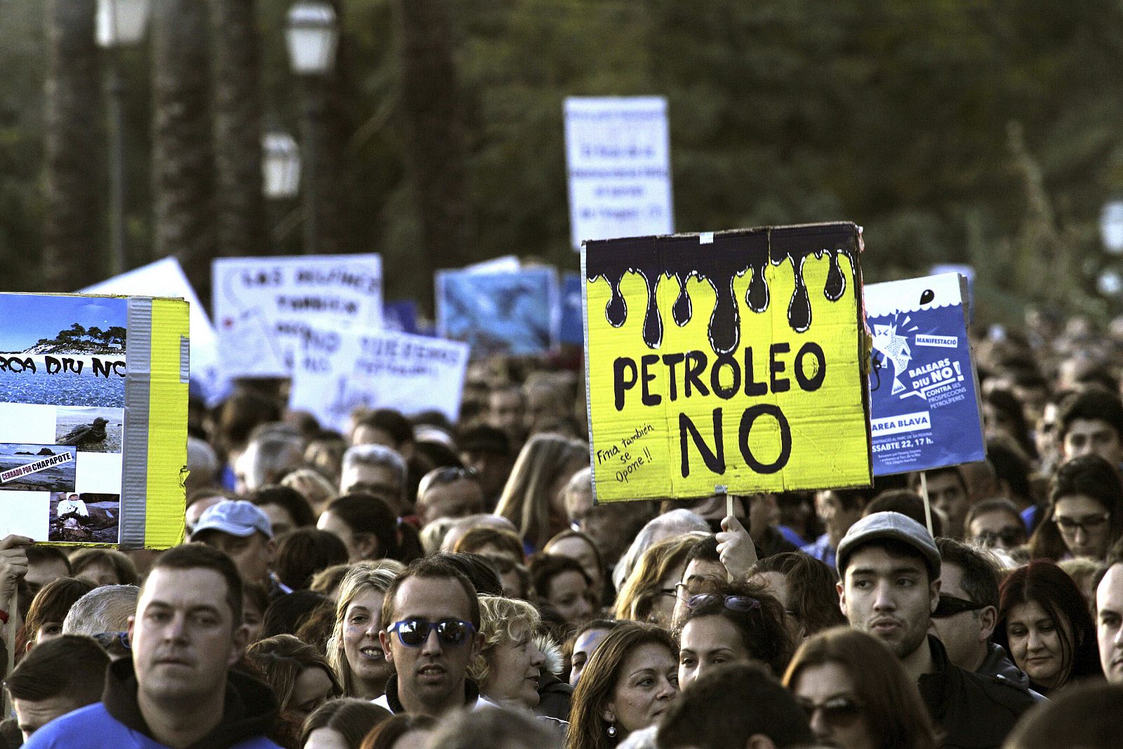 Manifestación en Palma de Mallorca contra las prospecciones petrolíferas en el mar balearel sábado 22 de febrero.