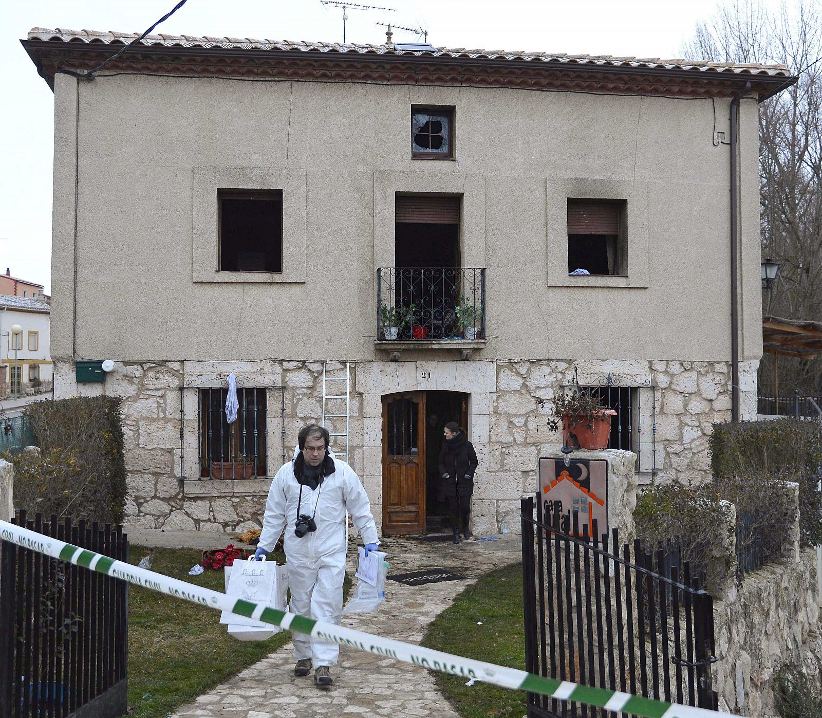 Agentes de la policía judicial en la casa rural donde seis personas han fallecido por un incendio