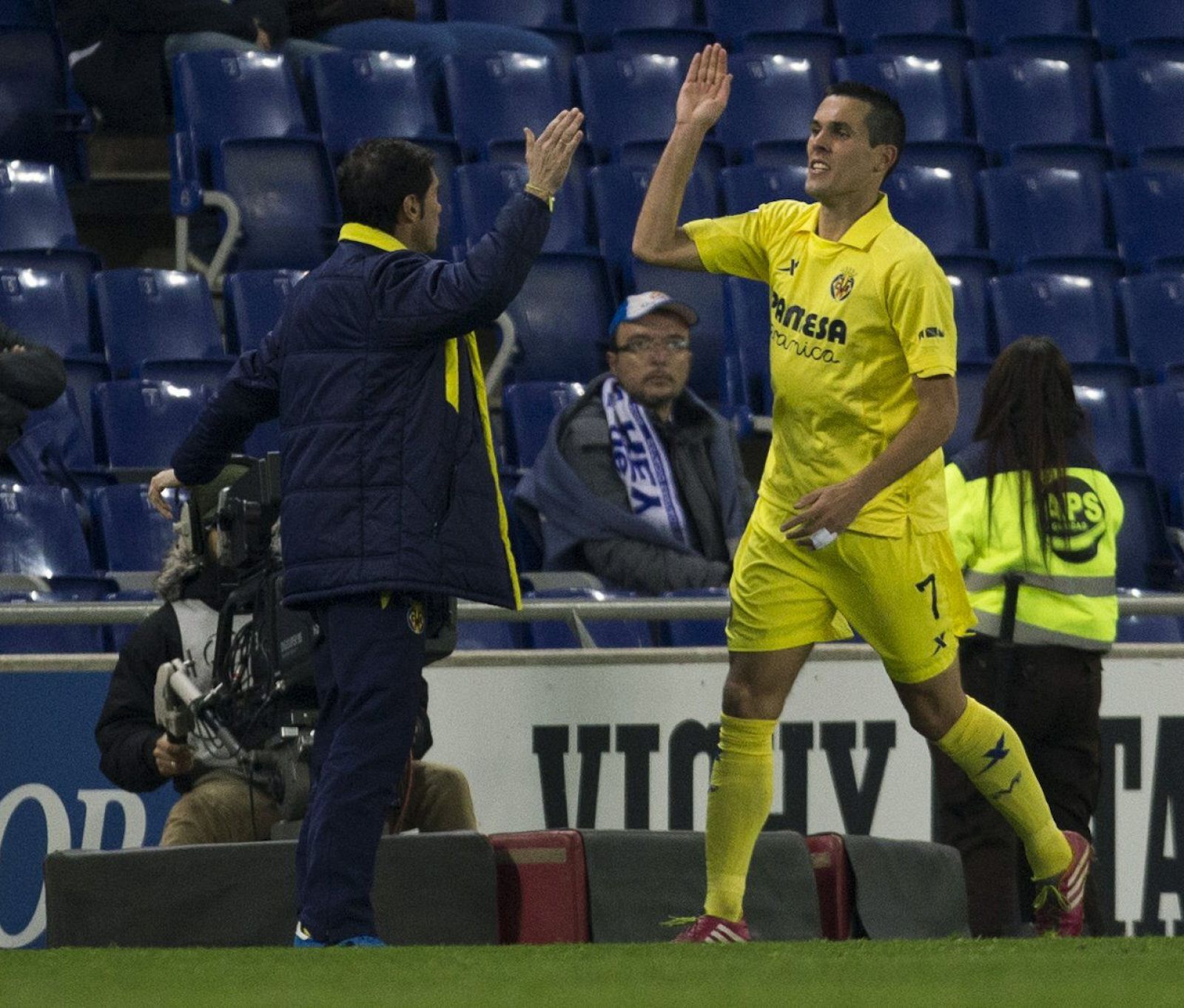 El delantero francés del Villarreal, Jérémy Perbet (d), celebra con su entrenador, Marcelino, el segundo gol del equipo castellonense