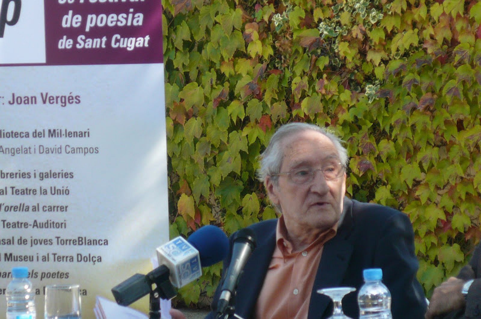 El poeta Joan Vergés en un acto poético en Sant Cugat del Vallés.