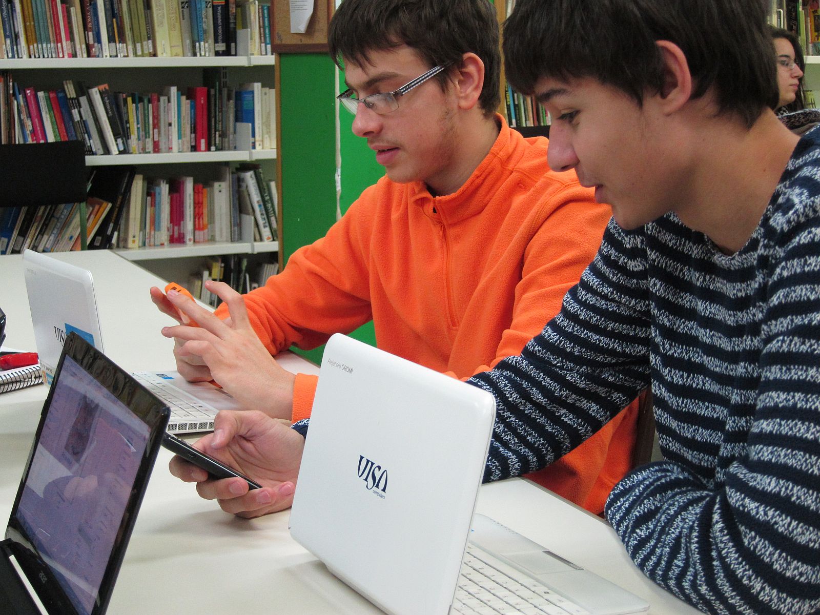 Dos estudiantes aprendiendo diseño de apps móviles en el Institut Príncep de Viana de Barcelona.