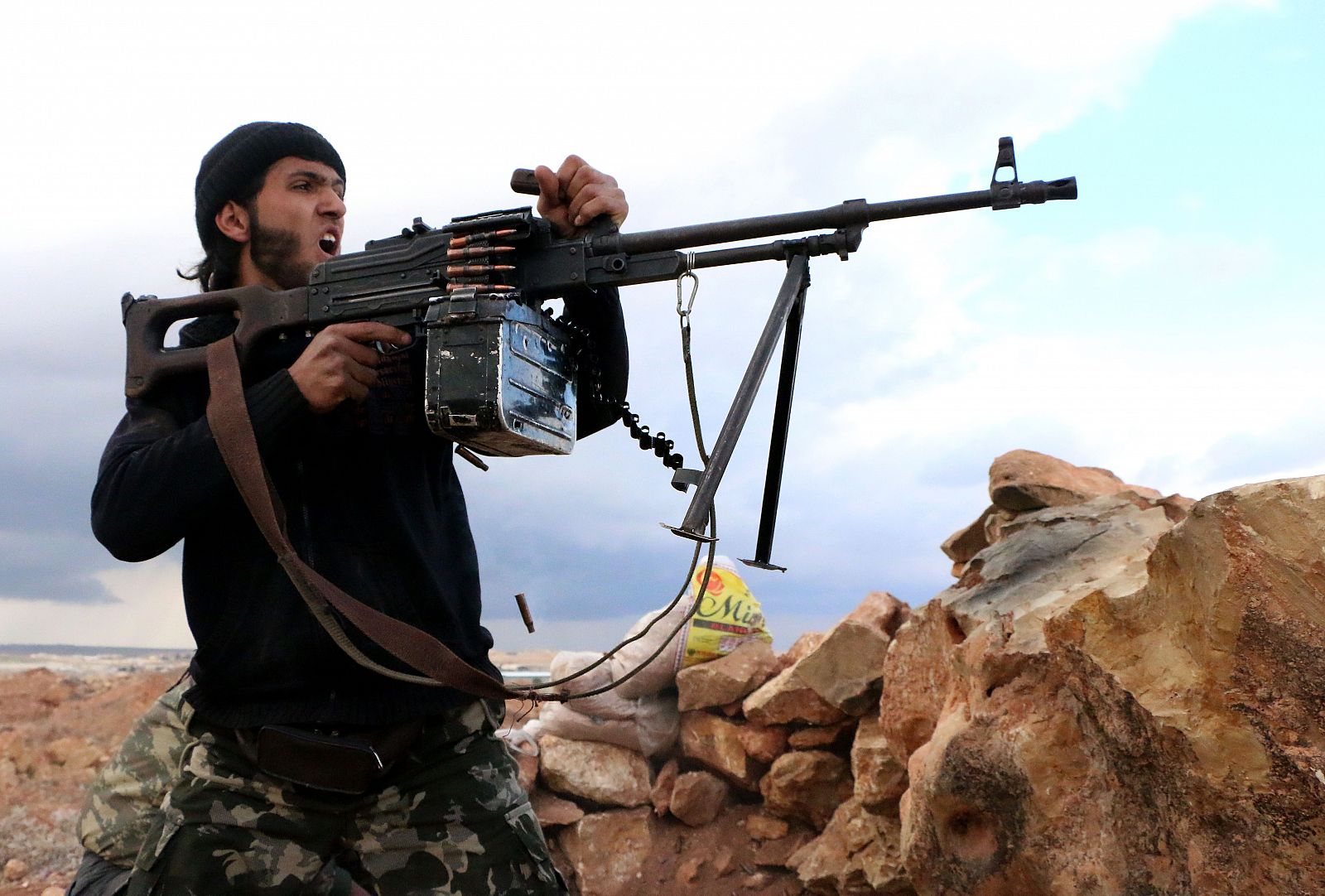 Un miliciano rebelde durante un combate en Sheikh Najar