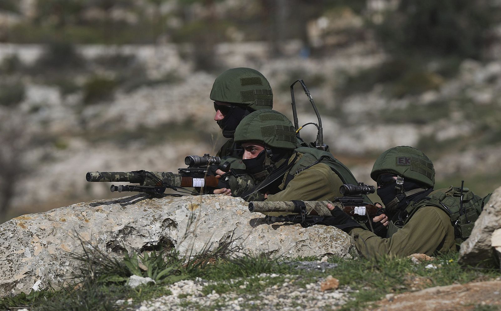 Unos soldados israelíes toman posiciones durante unos enfrentamientos con palestinos, en el campo de refugiados de Jalazoum, al norte de Ramala.