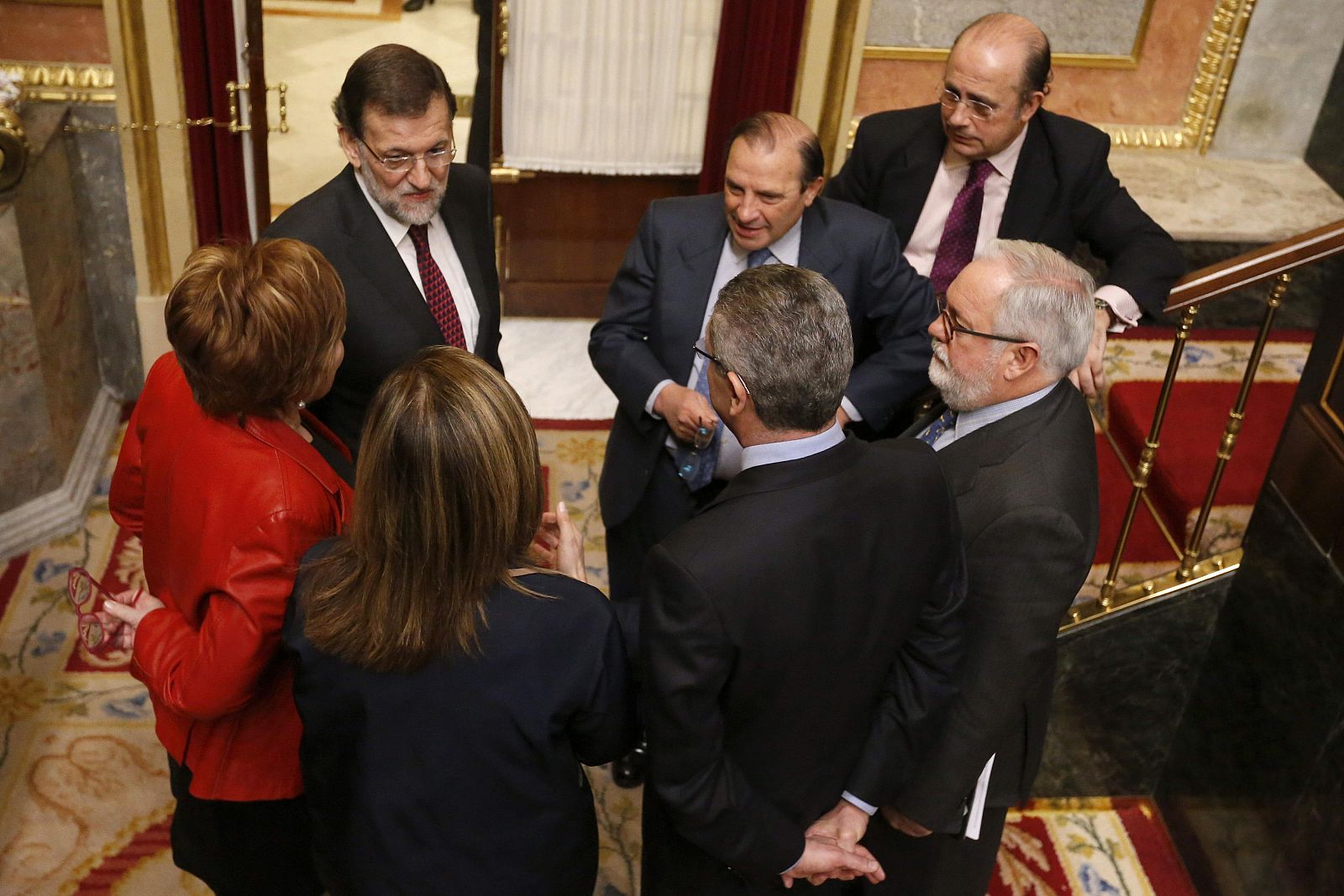 El presidente del Gobierno, Mariano Rajoy, con la vicepresidenta del Congresoy varios ministros, en el pleno del Congreso.