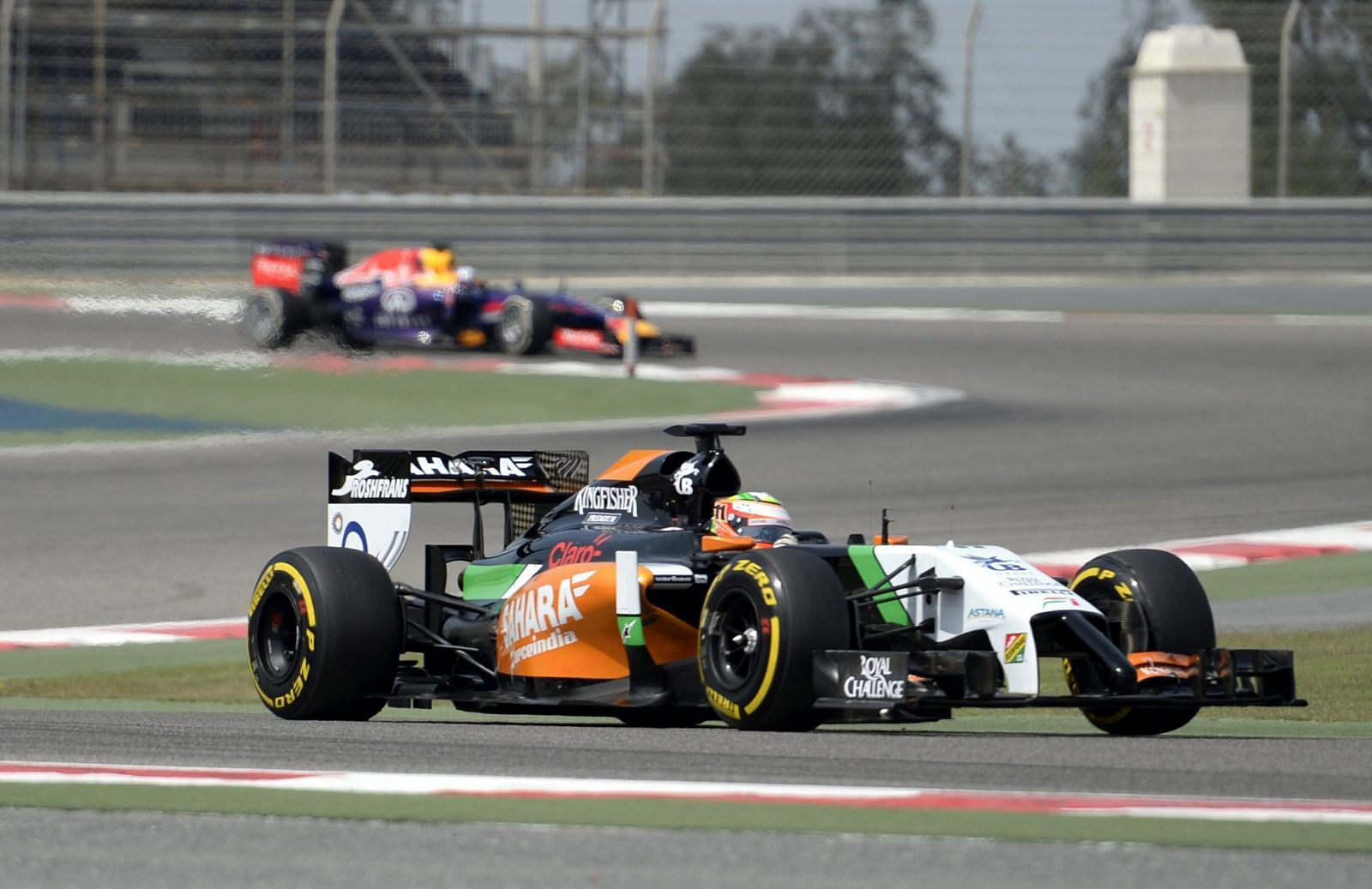 El mexicano Sergio Pérez, de la escudería Force India-Mercedes, pilota su monoplaza durante la primera jornada