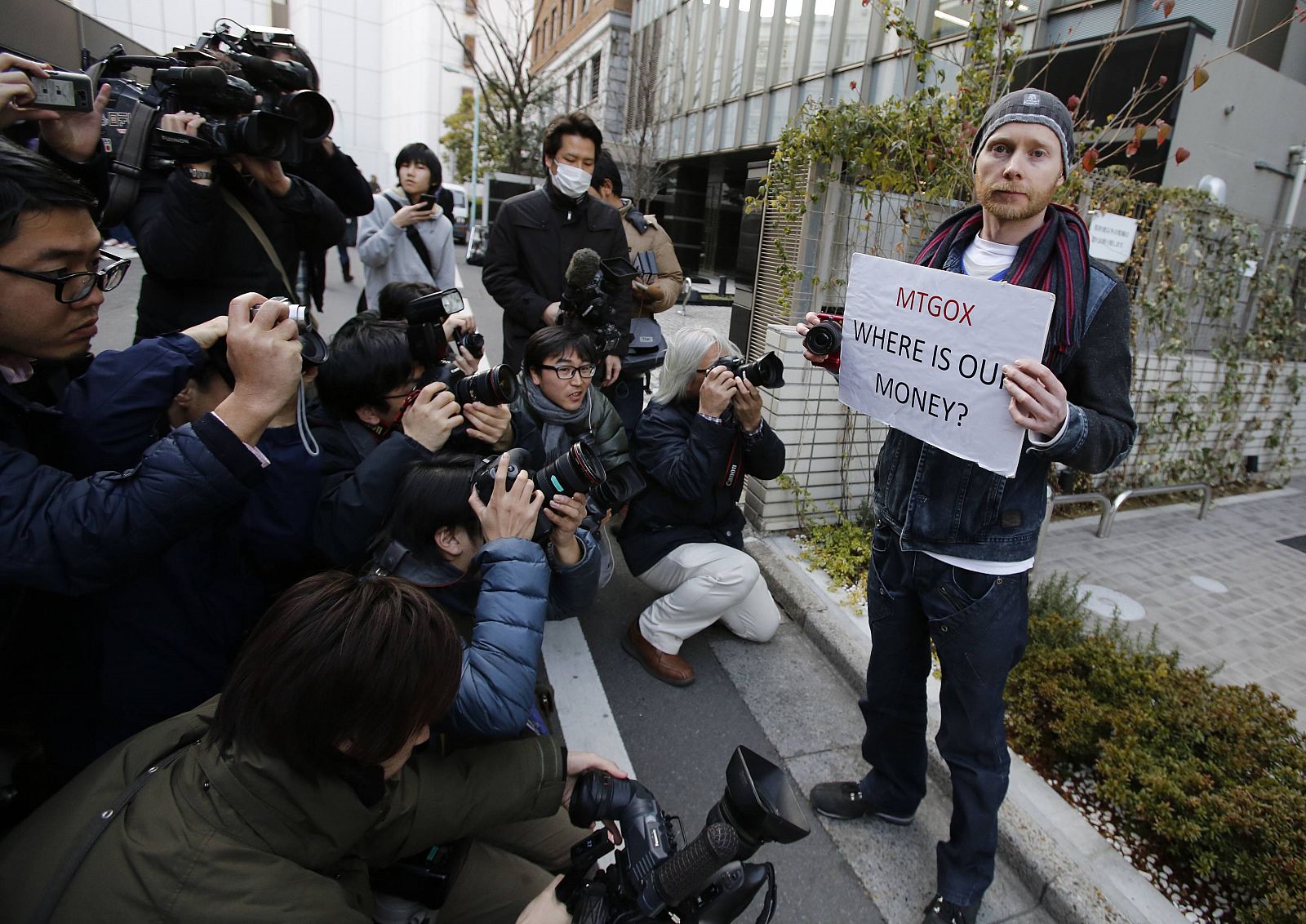 El inversor de moneda virtual Kolin Burges protestaba en contra de Mt. Gox en Tokio el pasado miércoles.