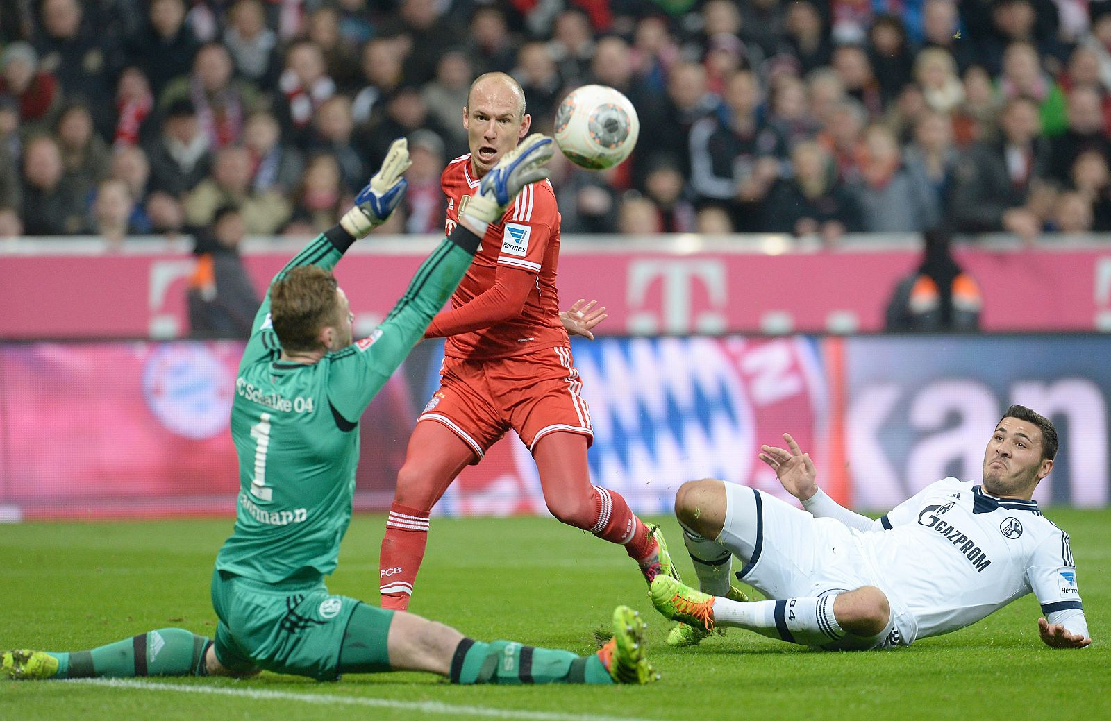 Arjen Robben marca el segundo del Bayern ante el Schalke 04