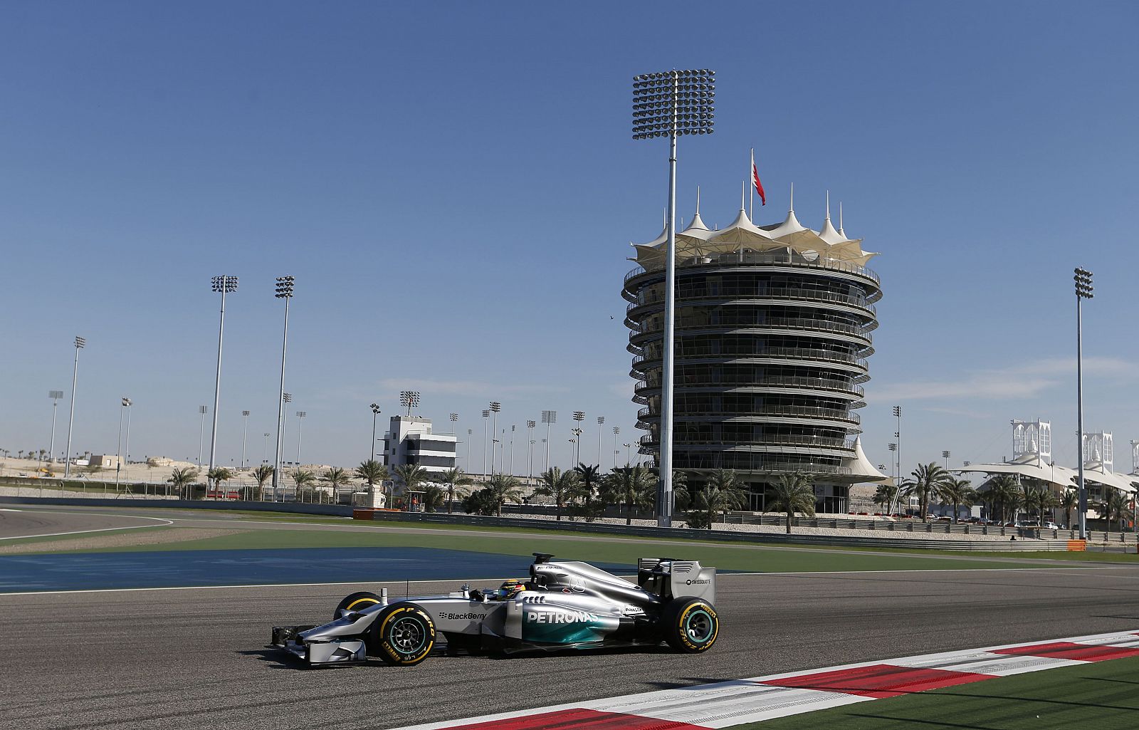 Lewis Hamilton, en un momento de los entrenamientos en Baréin