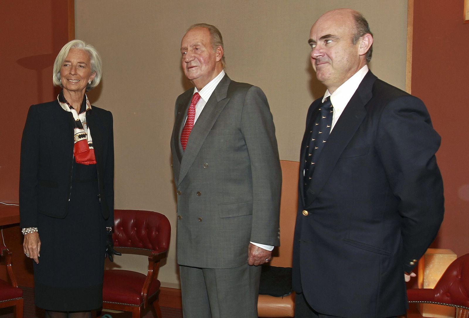 El Rey Juan Carlos recibe a la directora del Fondo Monetario Internacional (FMI), Christine Lagarde, en presencia del ministro de Economía y Competitividad, Luis de Guindos (d),.