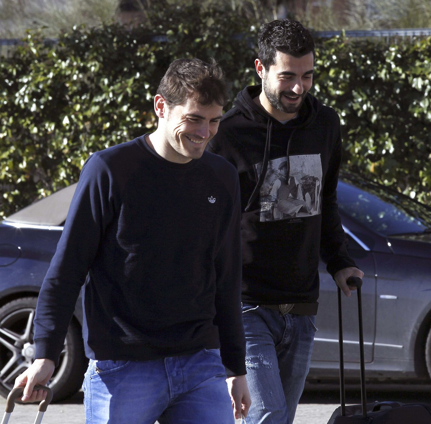Iker Casillas (i) y Raúl Albiol (d), a su llegada a la Ciudad del Fútbol de Las Rozas.