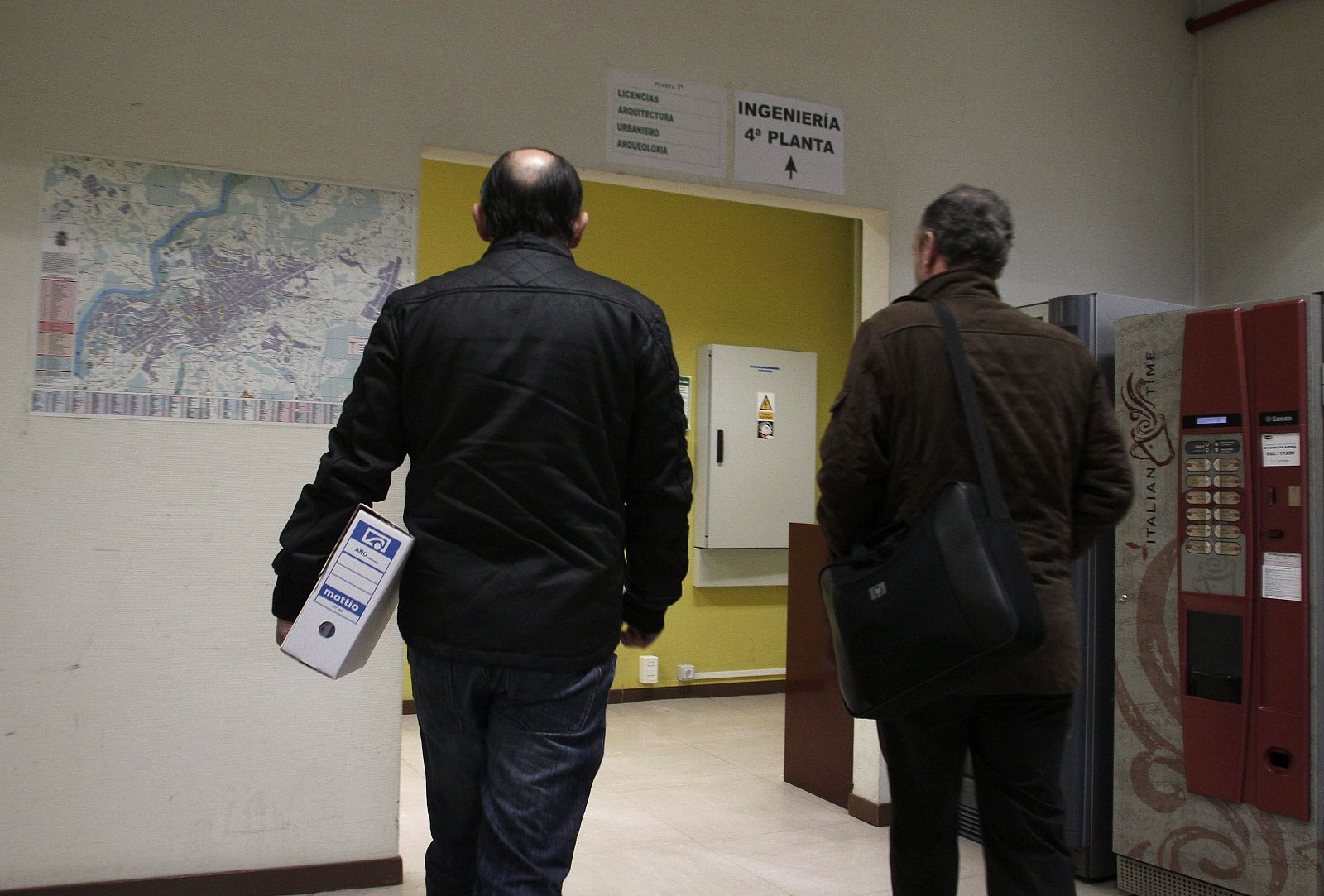 Agentes de Vigilancia Aduanera en el Ayuntamiento de Lugo, el pasado mes de febrero.