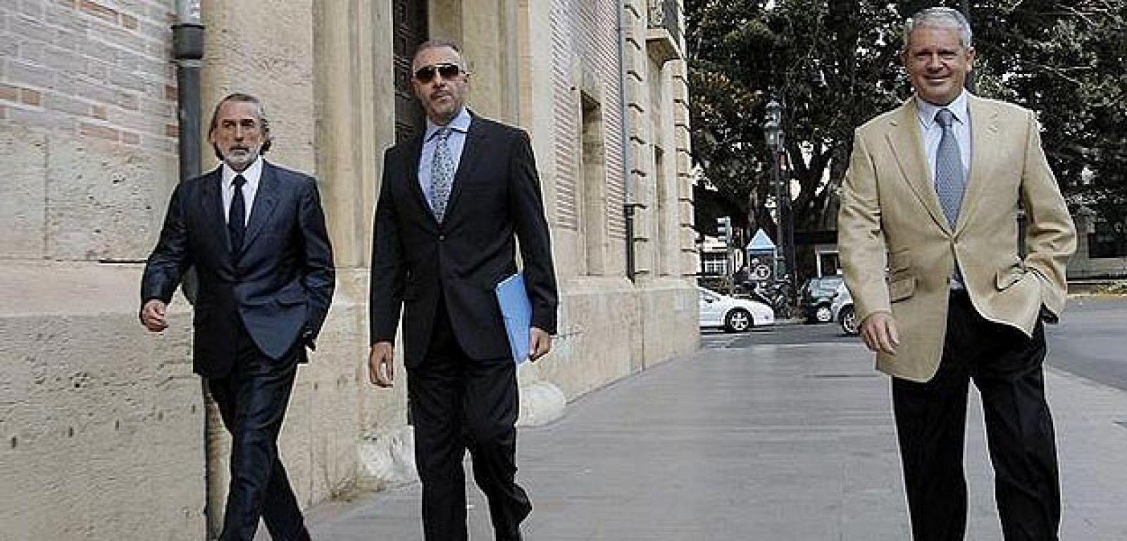Francisco Correa (izqda.) y Pablo Crespo (dcha.), presuntos cabecillas de la trama Gürtel, con su abogado.