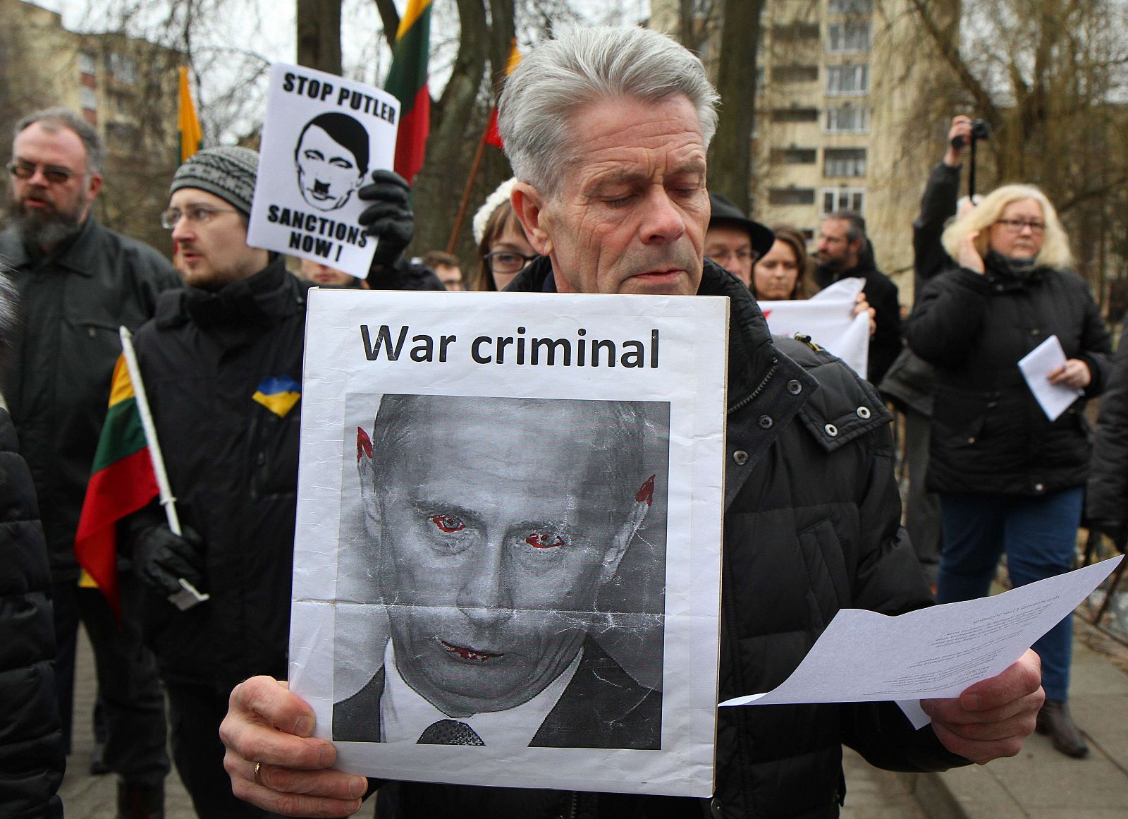Manifestante con una foto de Vladimir Putin, ante la embajada rusa en Vilna, Lituania