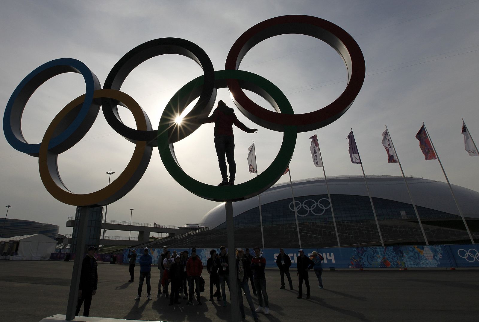 Imagen de los aros olímpicos ante el pabellón Olympic Park de Sochi.