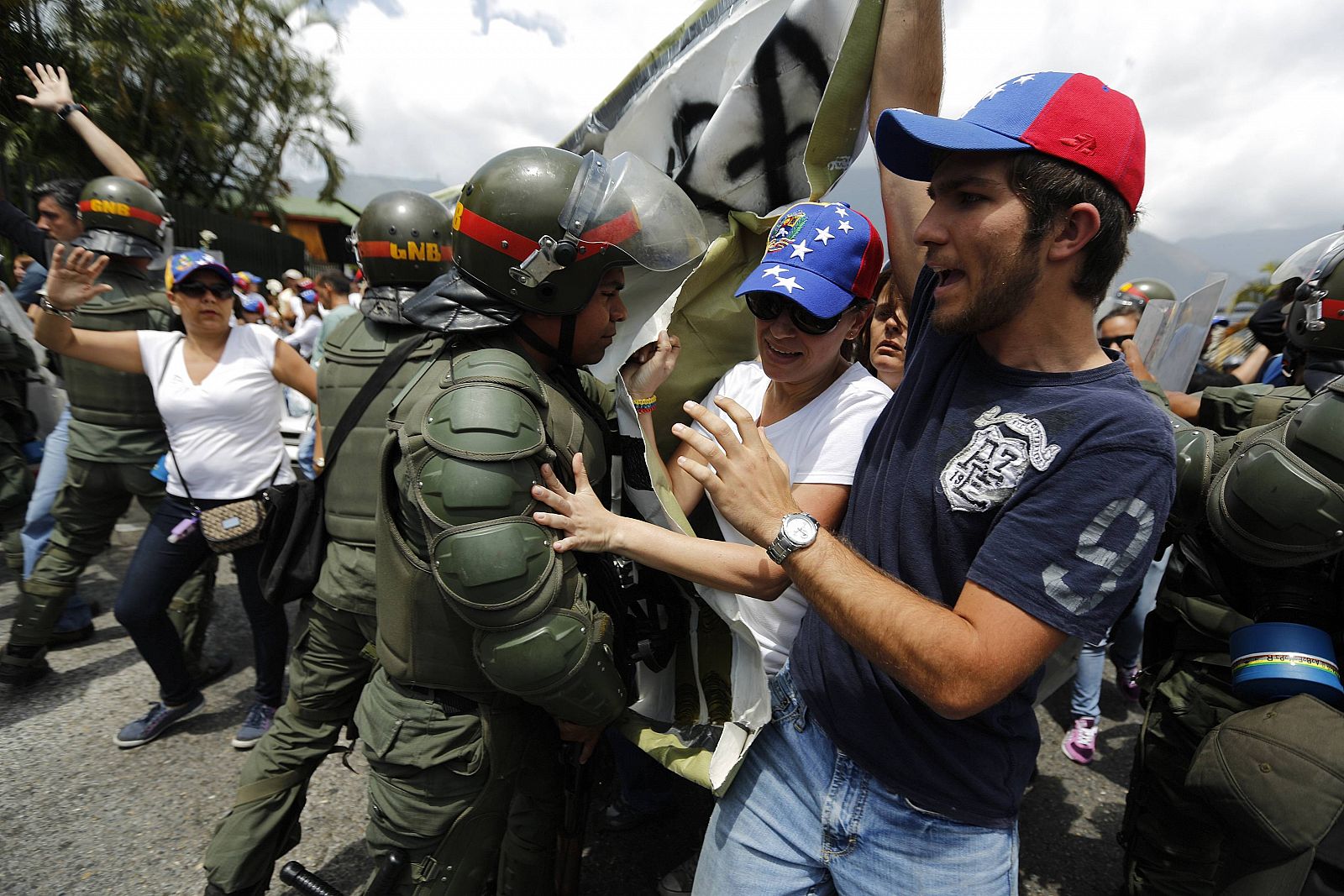 Las protestas han vuelto a enfrentar a opositores y policía en Caracas.