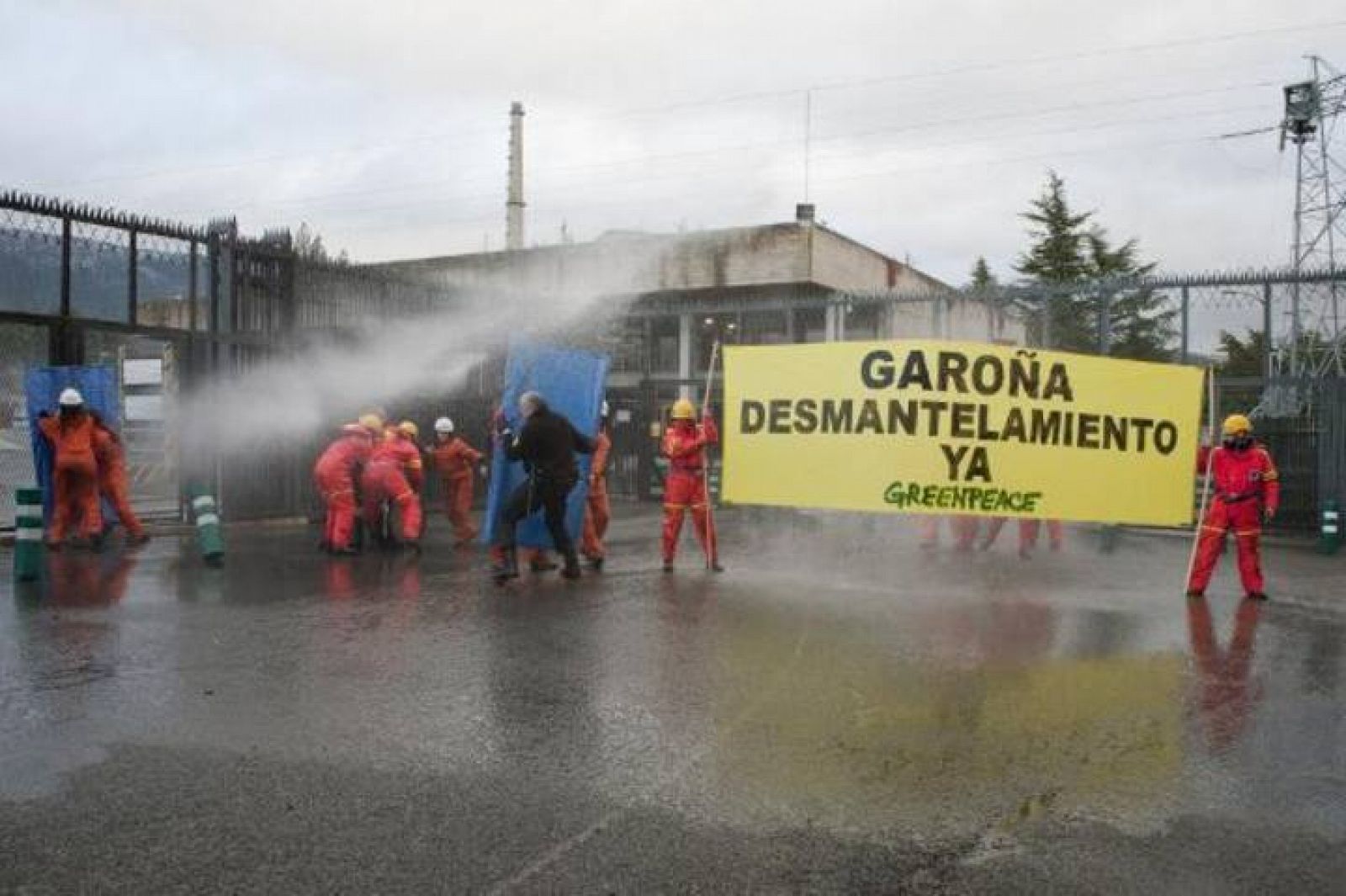 Los activistas de Greenpeace durante la acción en la central nuclear de Garoña.