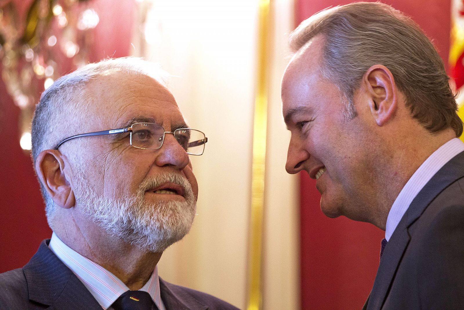 Juan Cotino, presidente de Les Corts, charla con Alberto Fabra, presidente de la Comunidad Valenciana.