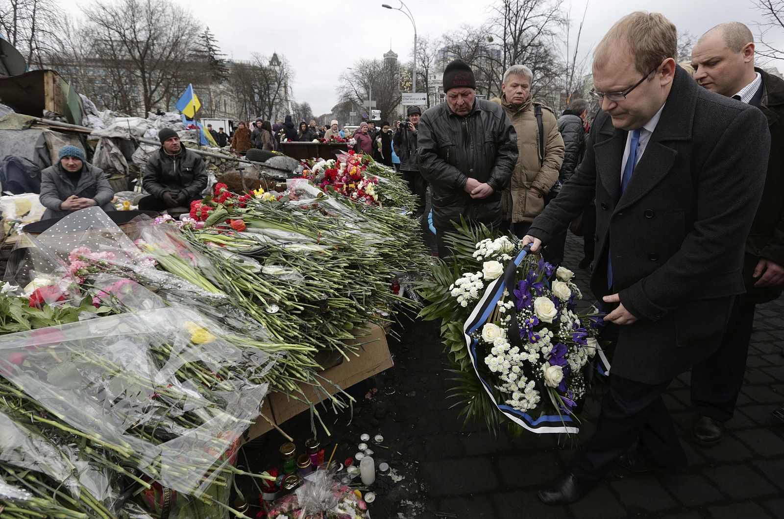 El ministro de Exteriores estonio, Umas Paet, rinde tributo a las víctimas de las protestas en Kiev