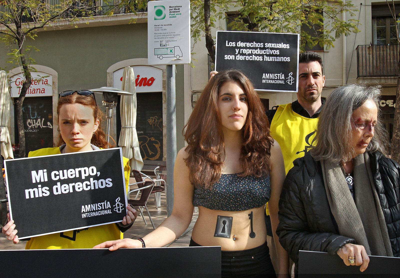 Un grupo de personas convocadas por Amnistía Internacional se concentran en Barcelona.