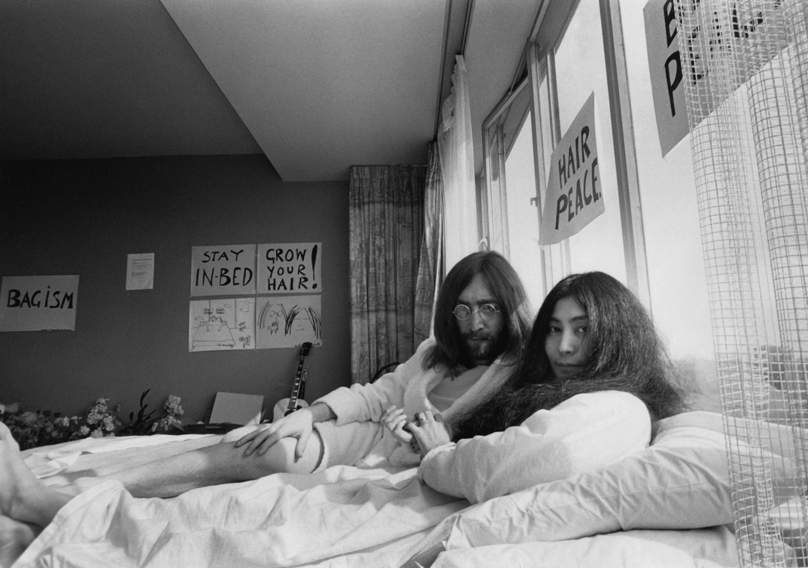 Yoko Ono y John Lennon durante la performance 'En cama por la paz (Bed-In for Peace)'. Hotel Hilton, Ámsterdam, 25-31 de marzo, 1969.