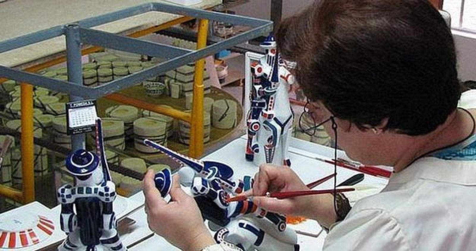 Una trabajadora de Sargadelos decora una pieza de la marca gallega de cerámica
