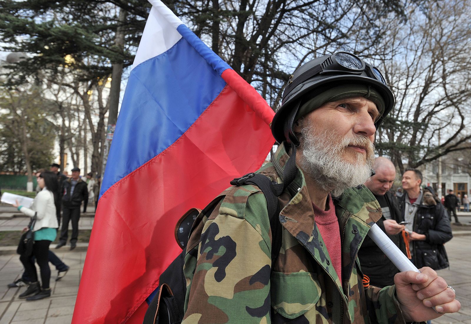 Un manifestante crimeo prroruso se manifiesta en apoyo a Moscú
