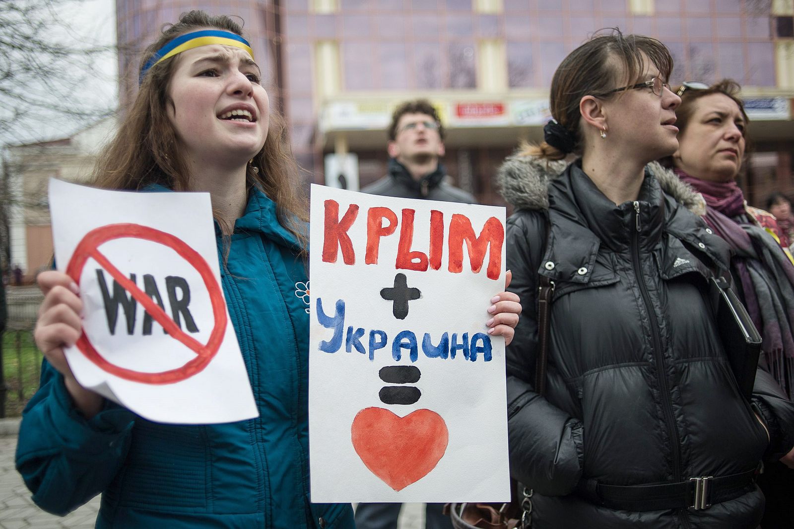 Una joven muestra una pancarta en Simferopol que dice "Crimea y Ucrania igual a amor"