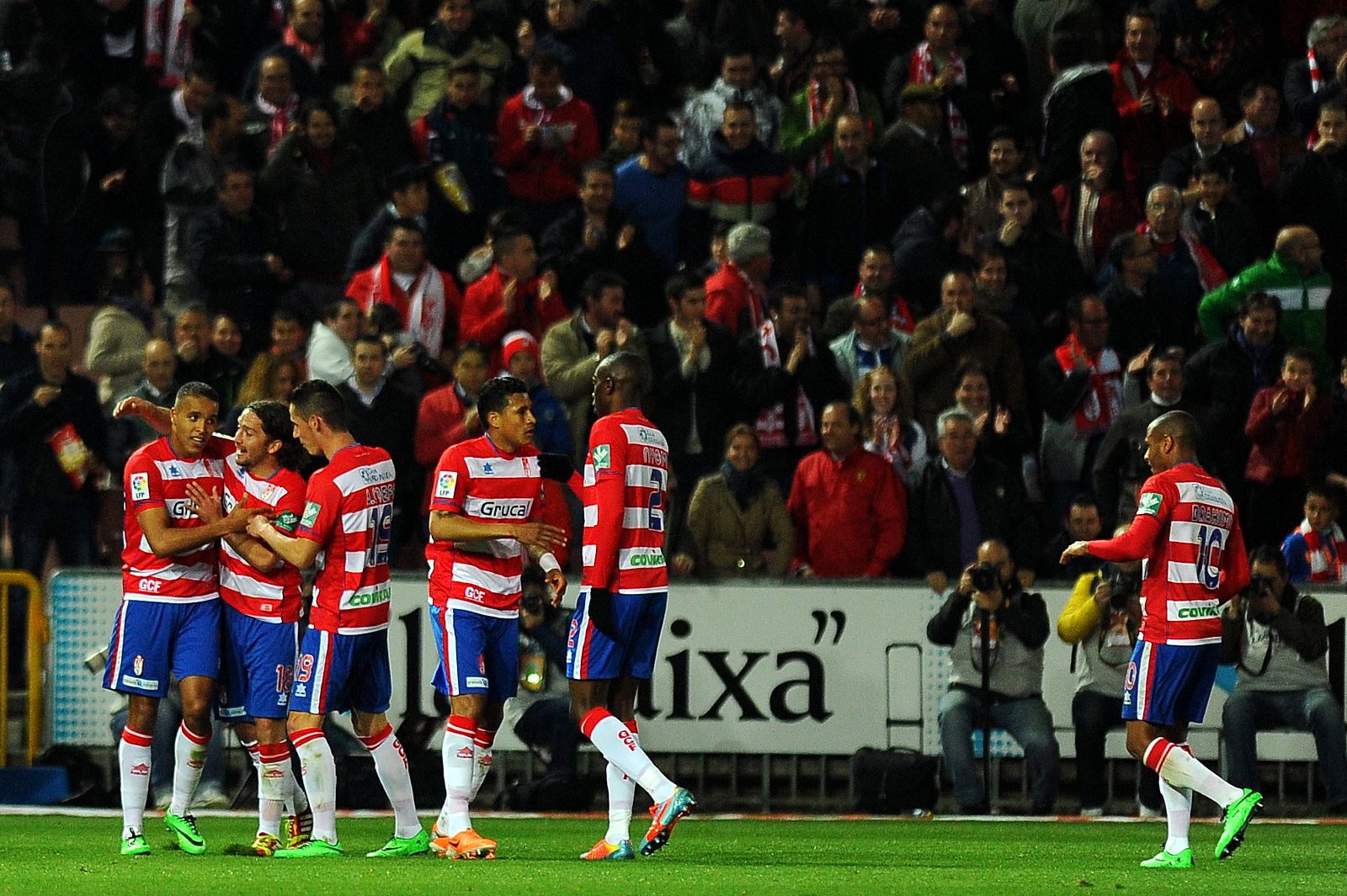 El jugador del Granada El-Arabi (I) celebra con sus compañeros uno de los goles marcados al Villarreal.