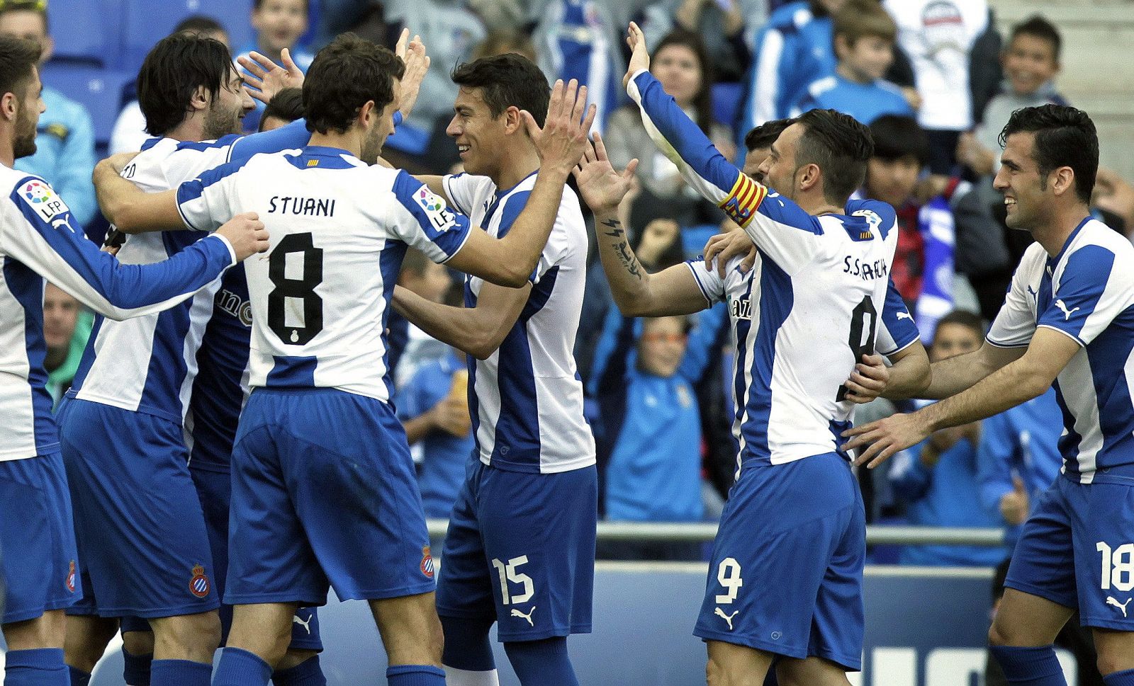 El defensa del Espanyol Colotto (i) celebra con sus compañeros su gol conseguido ante el Elche.