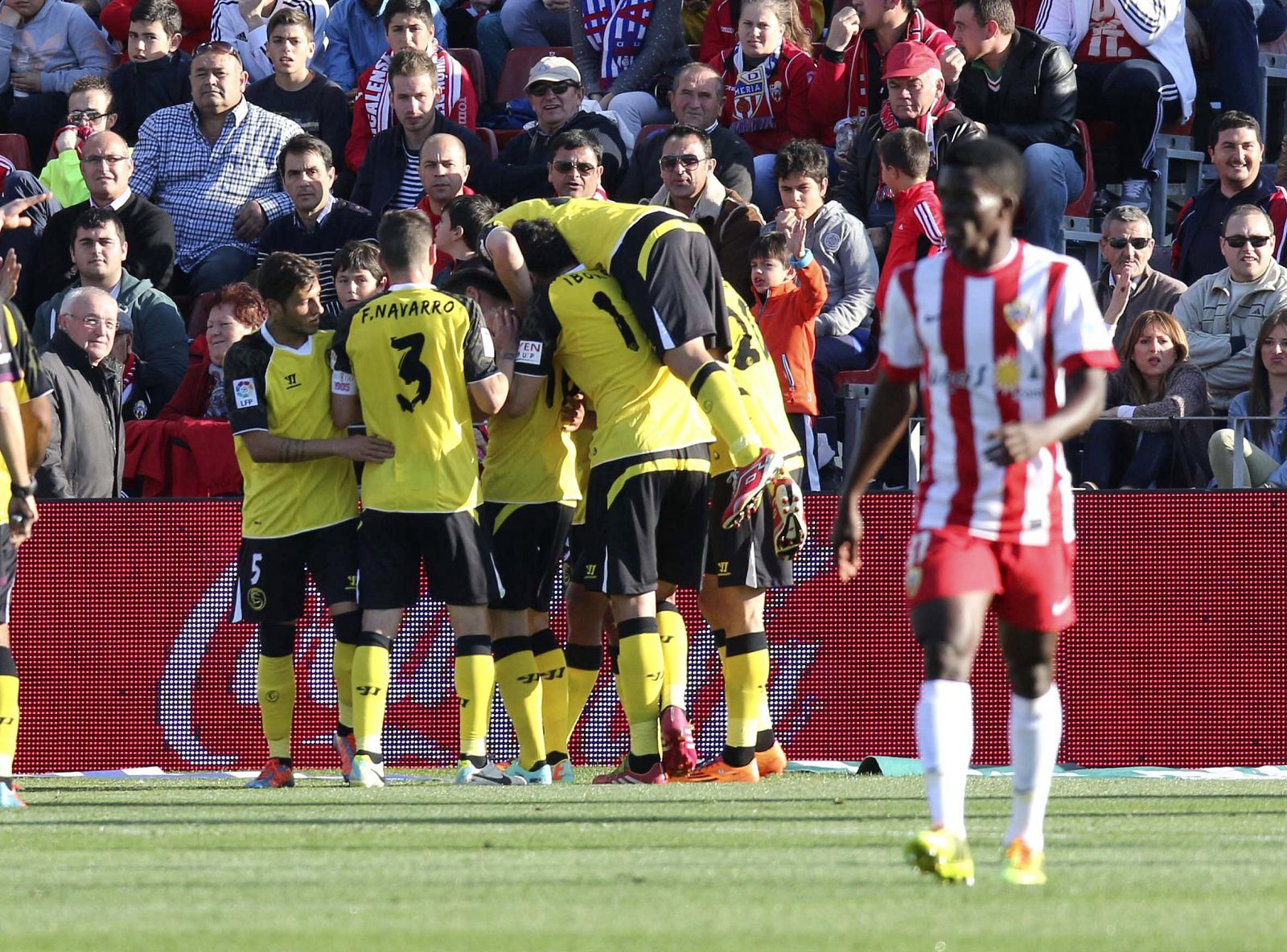 Los jugadores del Sevilla C.F celebran su primer gol ante el Almería.