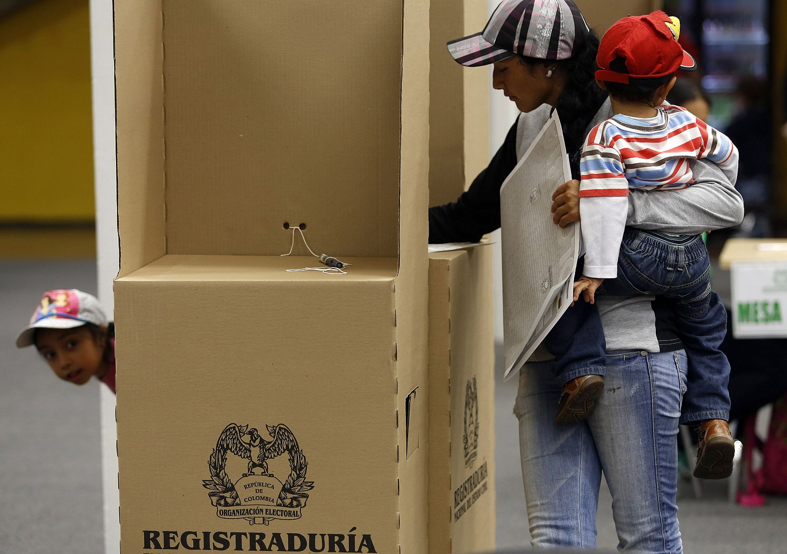 Una mujer y su hijo votan en corferias hoy, domingo 9 de marzo de 2014, en Bogotá (Colombia)