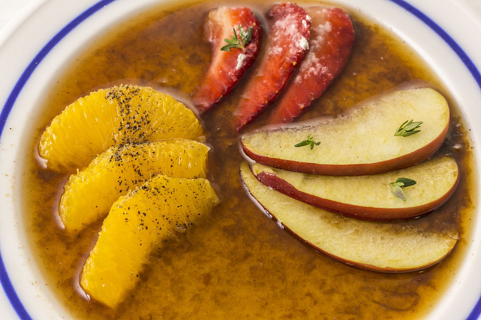 Sopa de Pedro Ximénez con ensalada de fruta y vela de caramelo