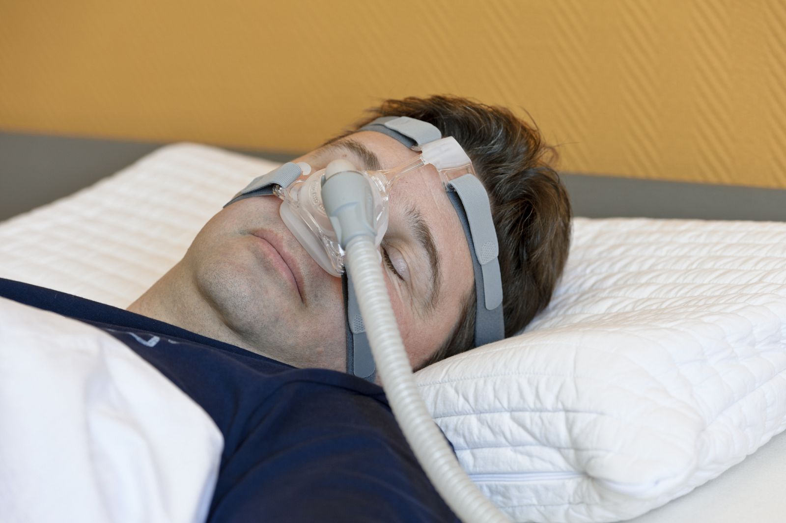 Un afectado por la apnea del sueño con oxígeno para dormir.