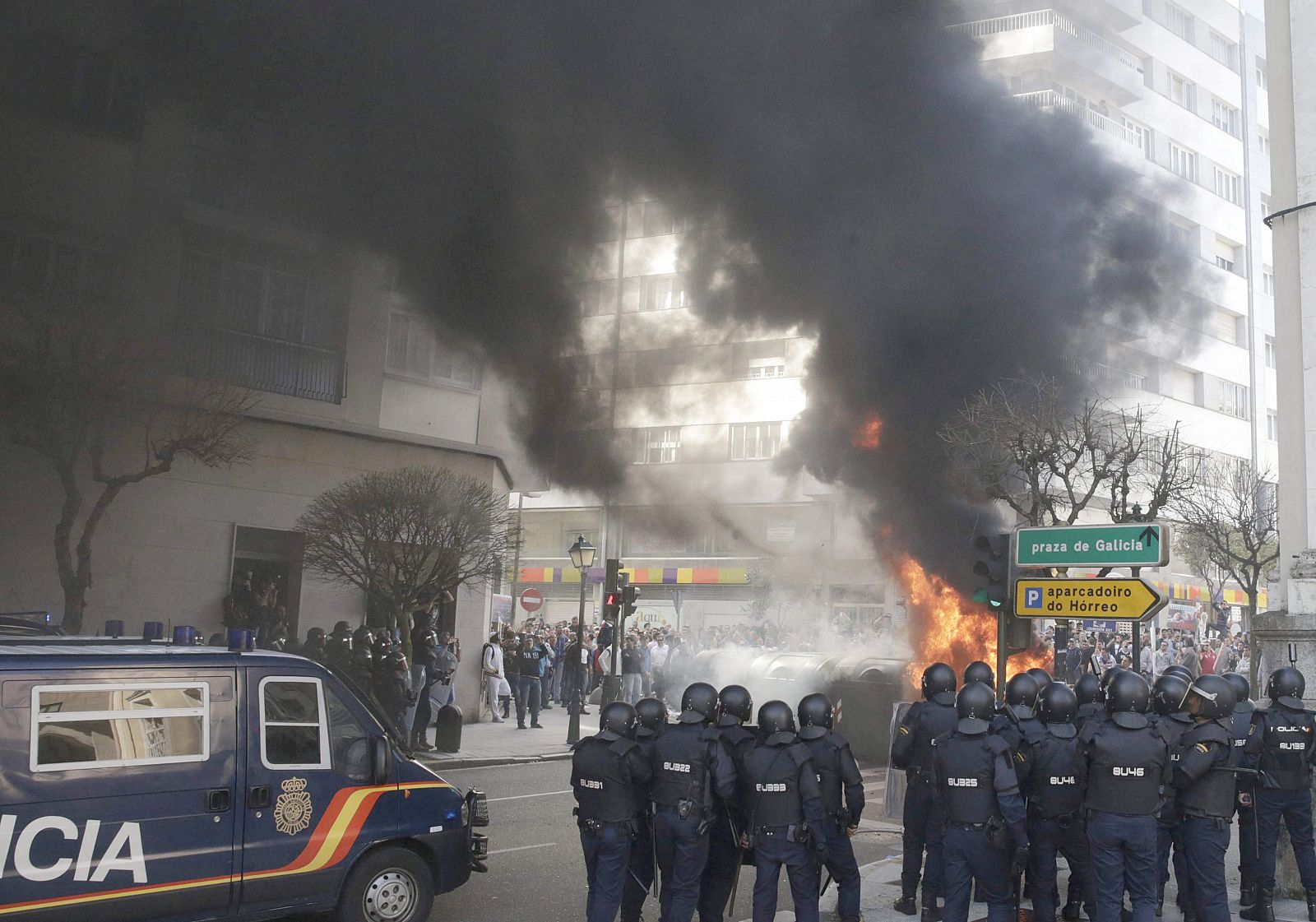 Carga policial en la protesta de marineros en Santiago de Compostela por las cuotas de jurel y caballa