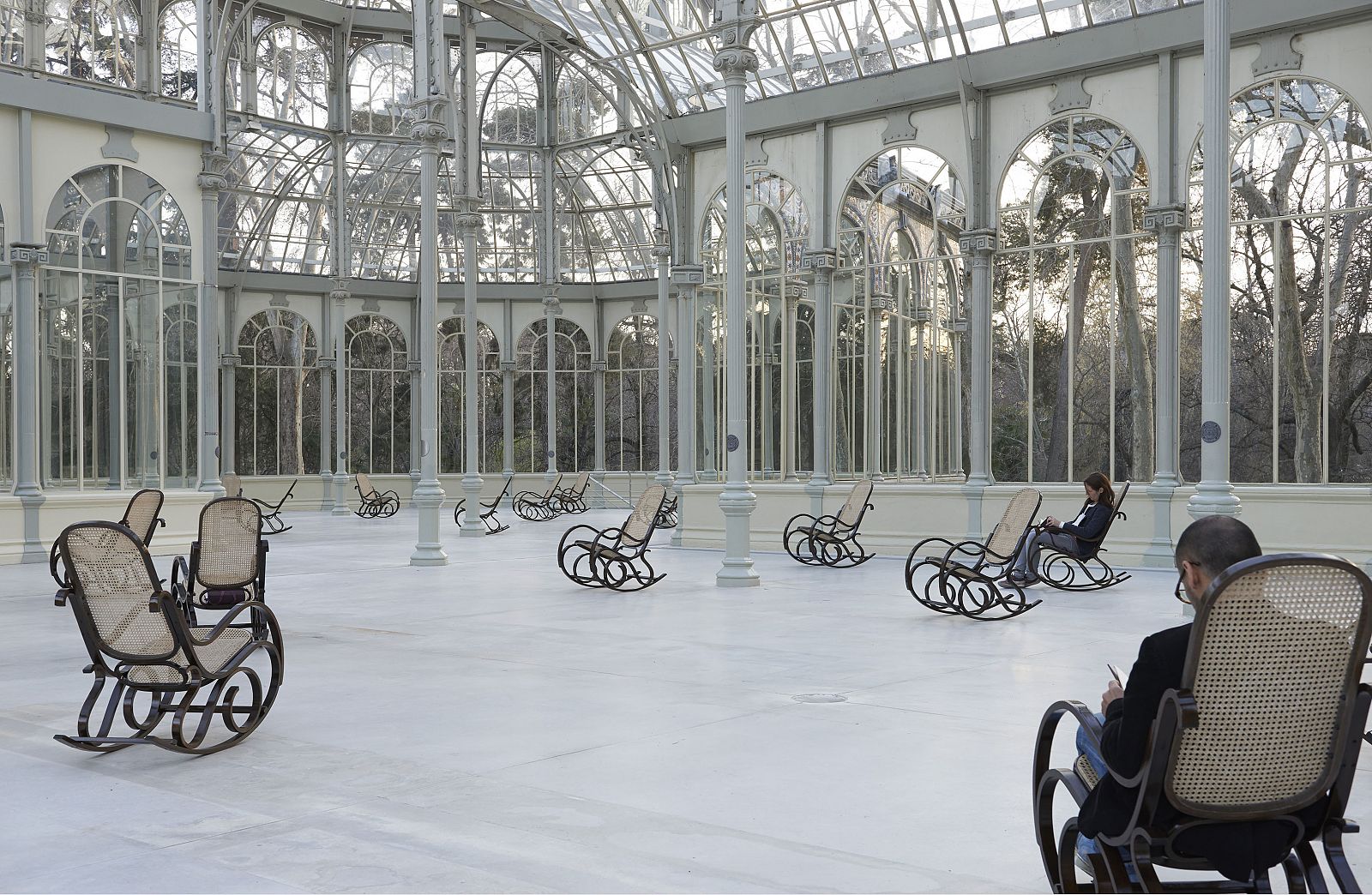 Vista de la muestra 'Splendide Hotel' en el Palacio de Cristal del Retiro, obra de la artista Dominique Gonzalez-Foerster.