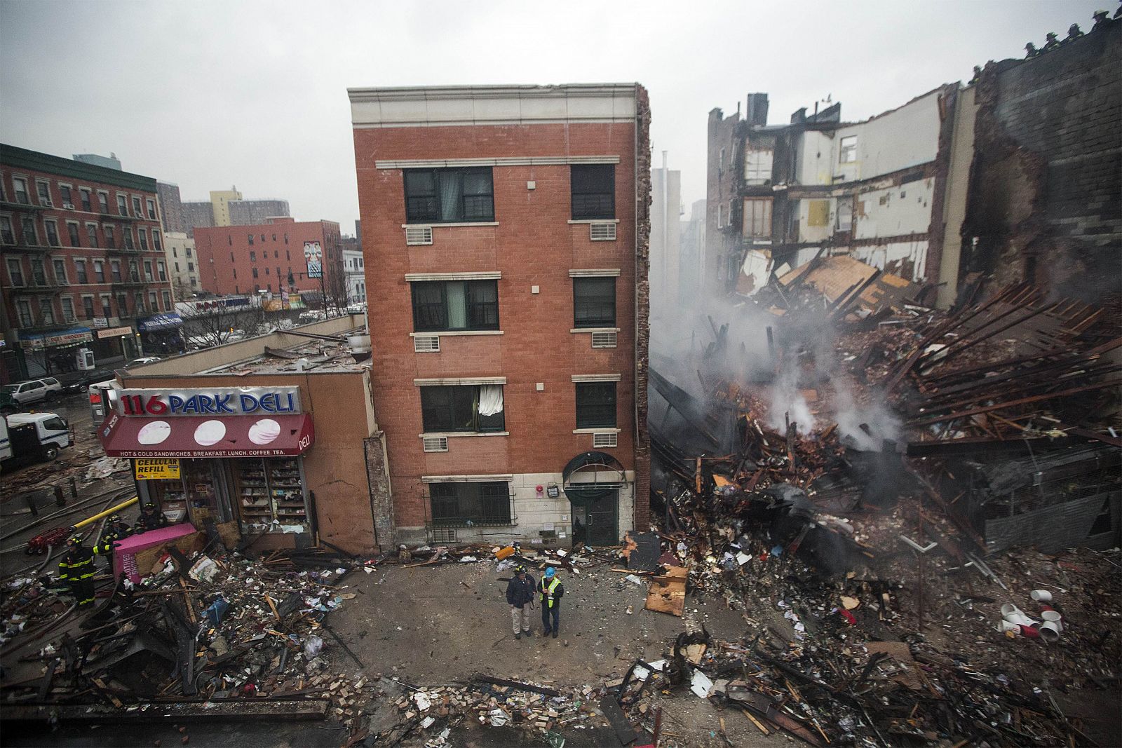 Trabajadores de emergencias en el lugar de la explosión, en Harlem, Nueva York
