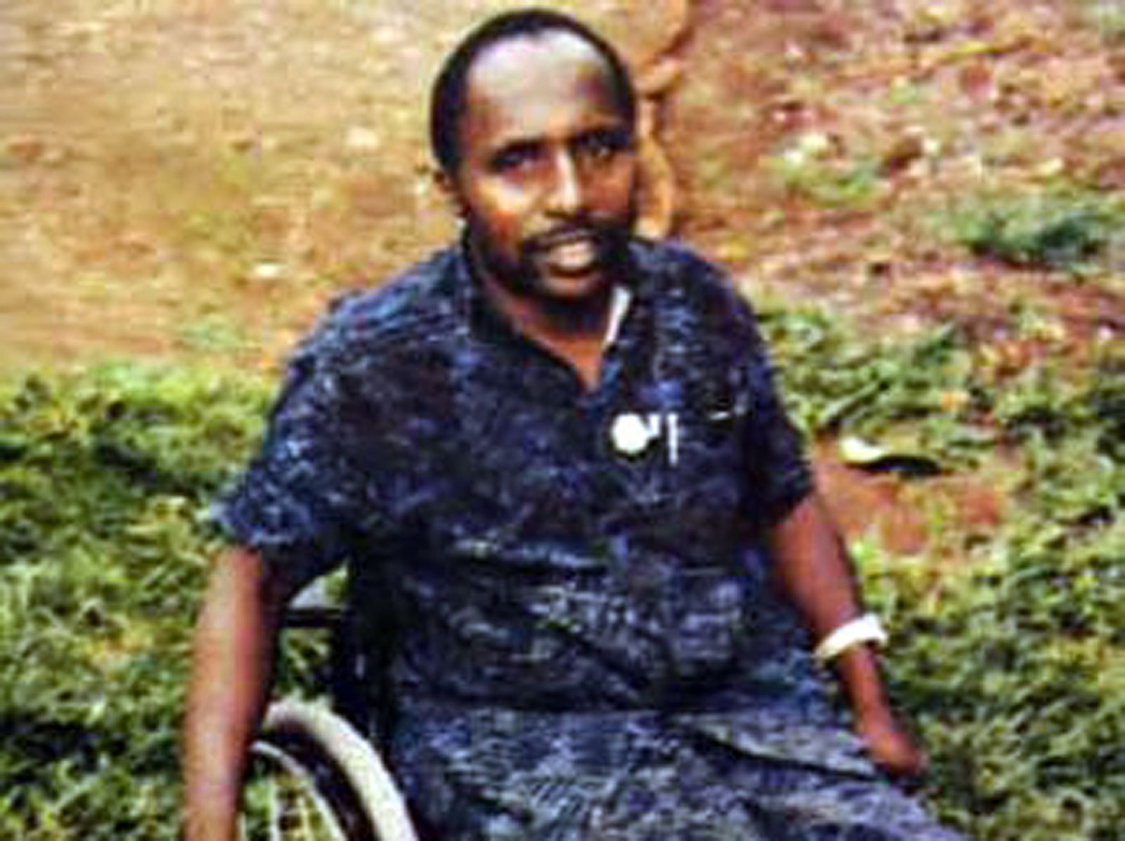 Fotografía de archivo de Pascal Simbikangwa, ex capitán del ejército de Ruanda, en silla de ruedas desde 1986 por un accidente