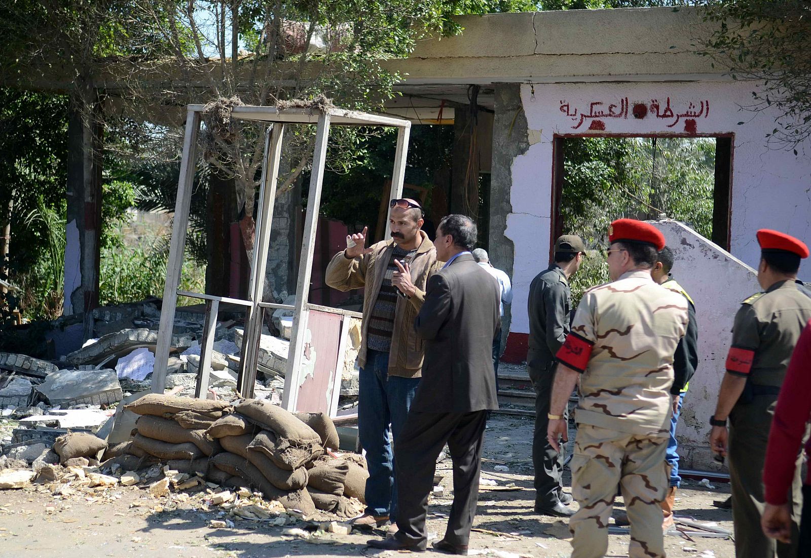 Soldados egipcios y oficiales investigan en lugar donde se ha producido el ataque.