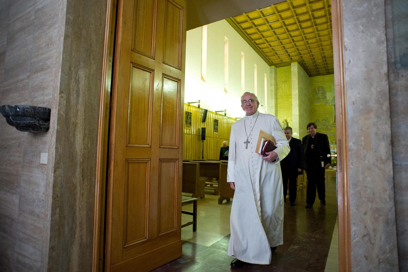 EL PAPA PARTICIPA EN EJERCICIOS ESPIRITUALES EN EL PRIMER ANIVERSARIO DE SU ELECCIÓN