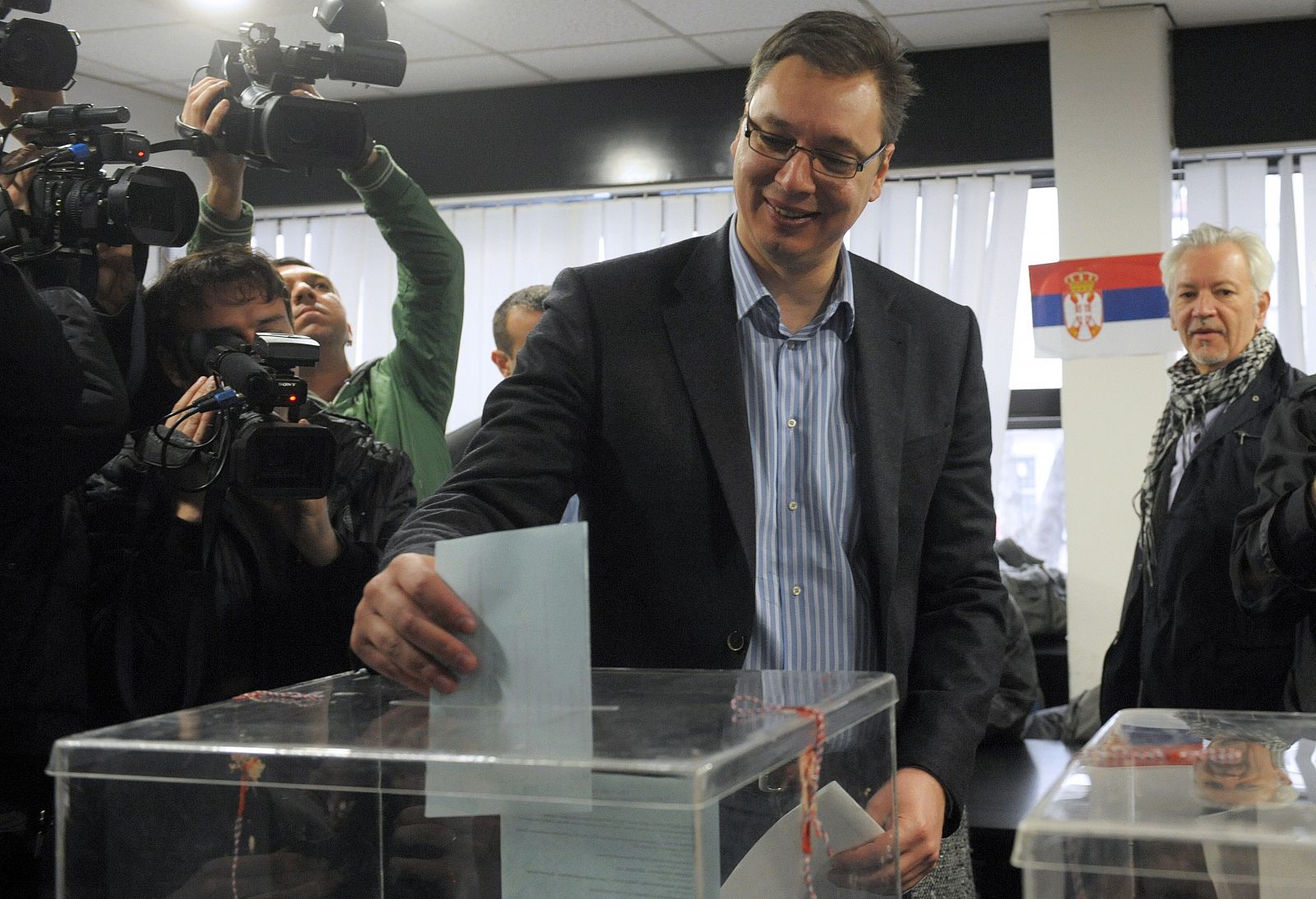El líder del Partido Progresista Serbio (SNS), Aleksandar Vucic , vota en Belgrado